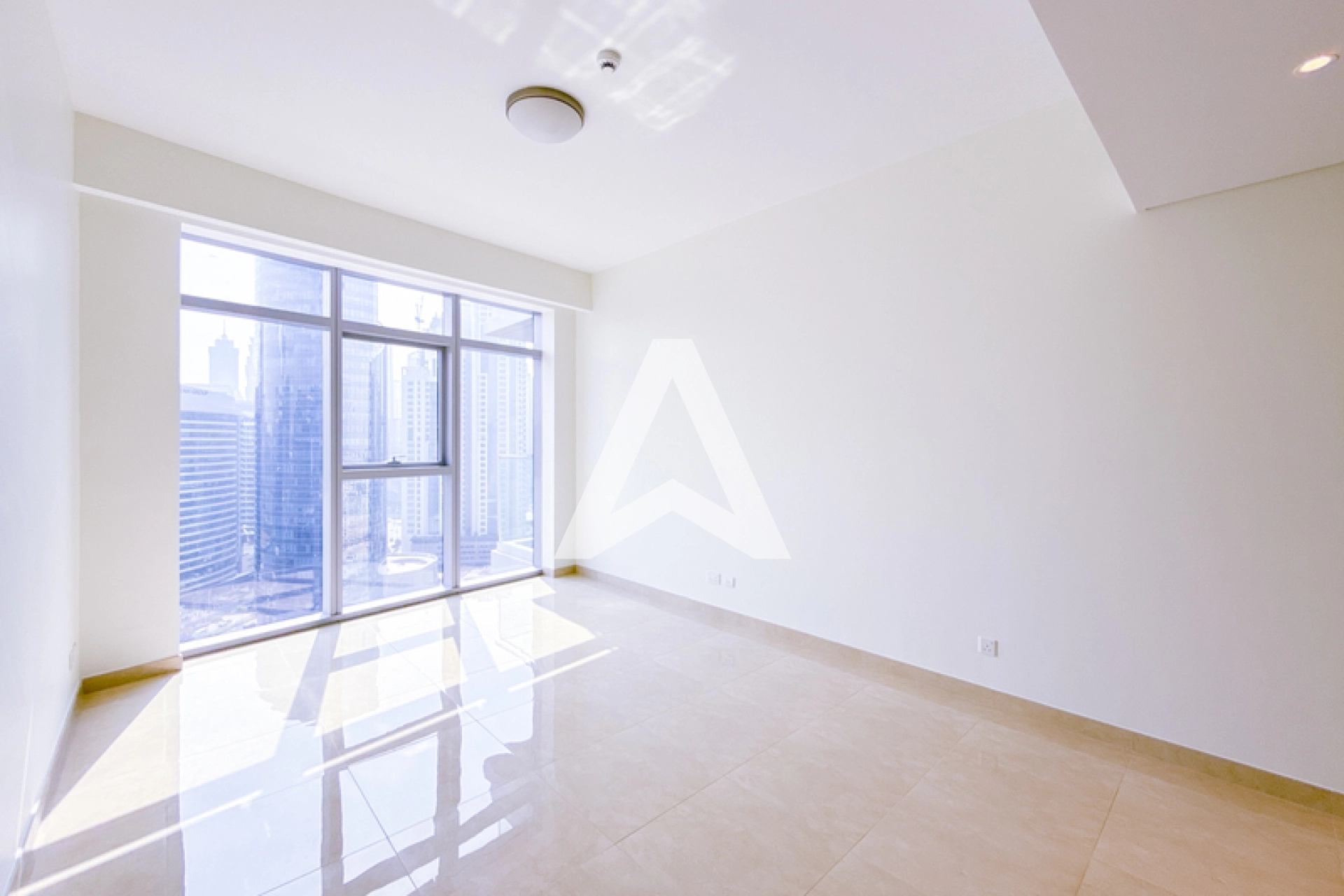 Displayed image from the thumbnail slider