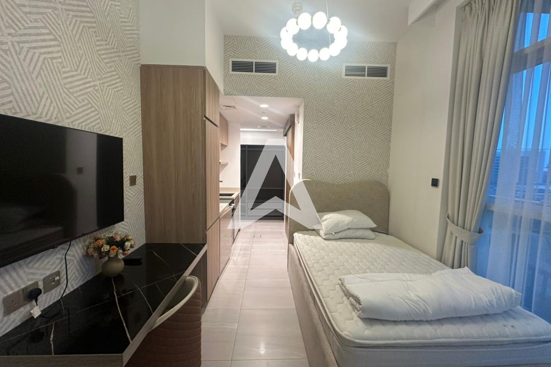 Displayed image from the thumbnail slider