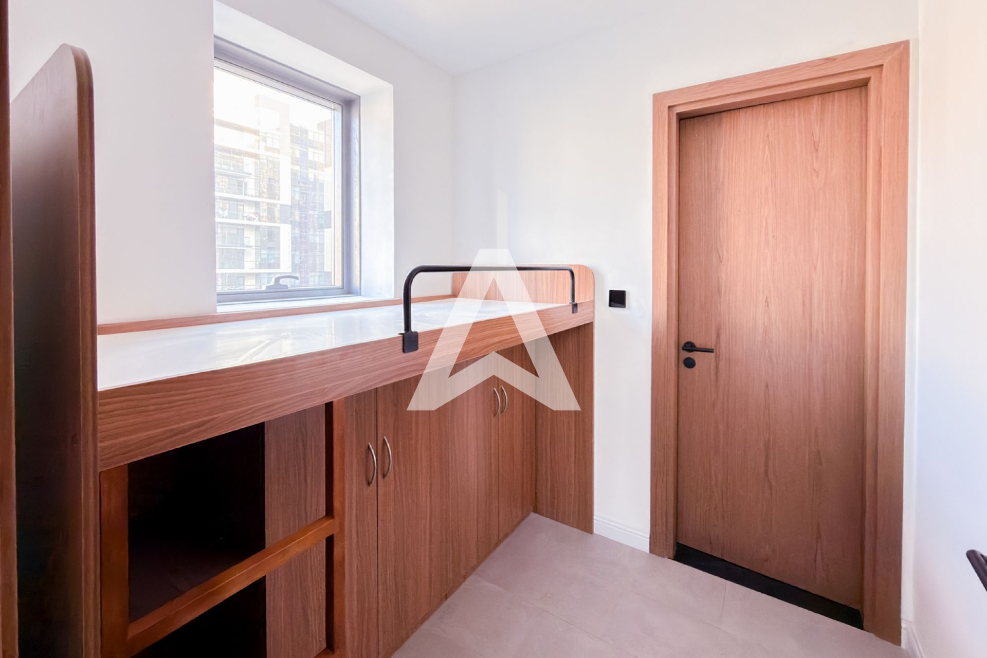 Displayed image from the thumbnail slider