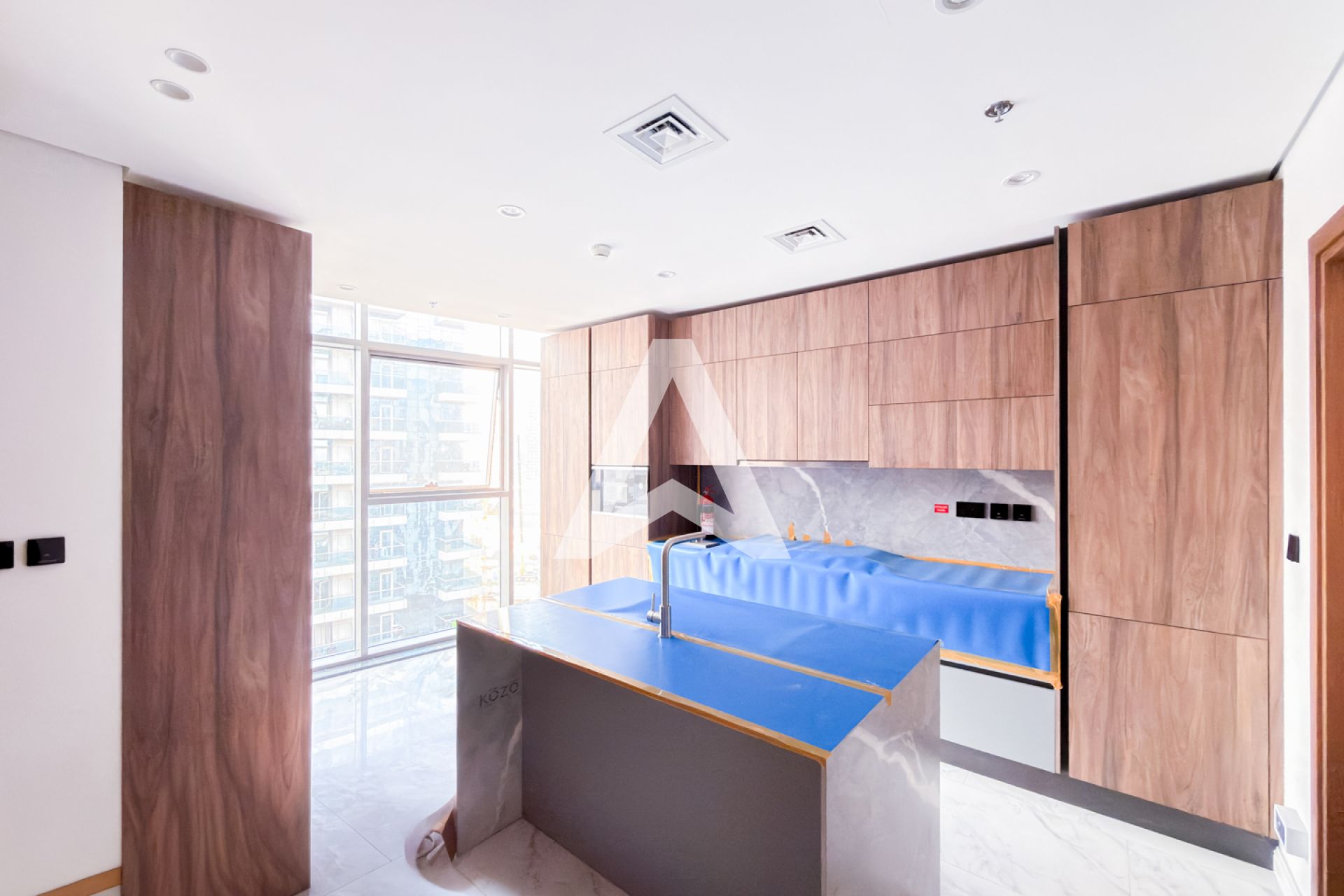 Displayed image from the thumbnail slider