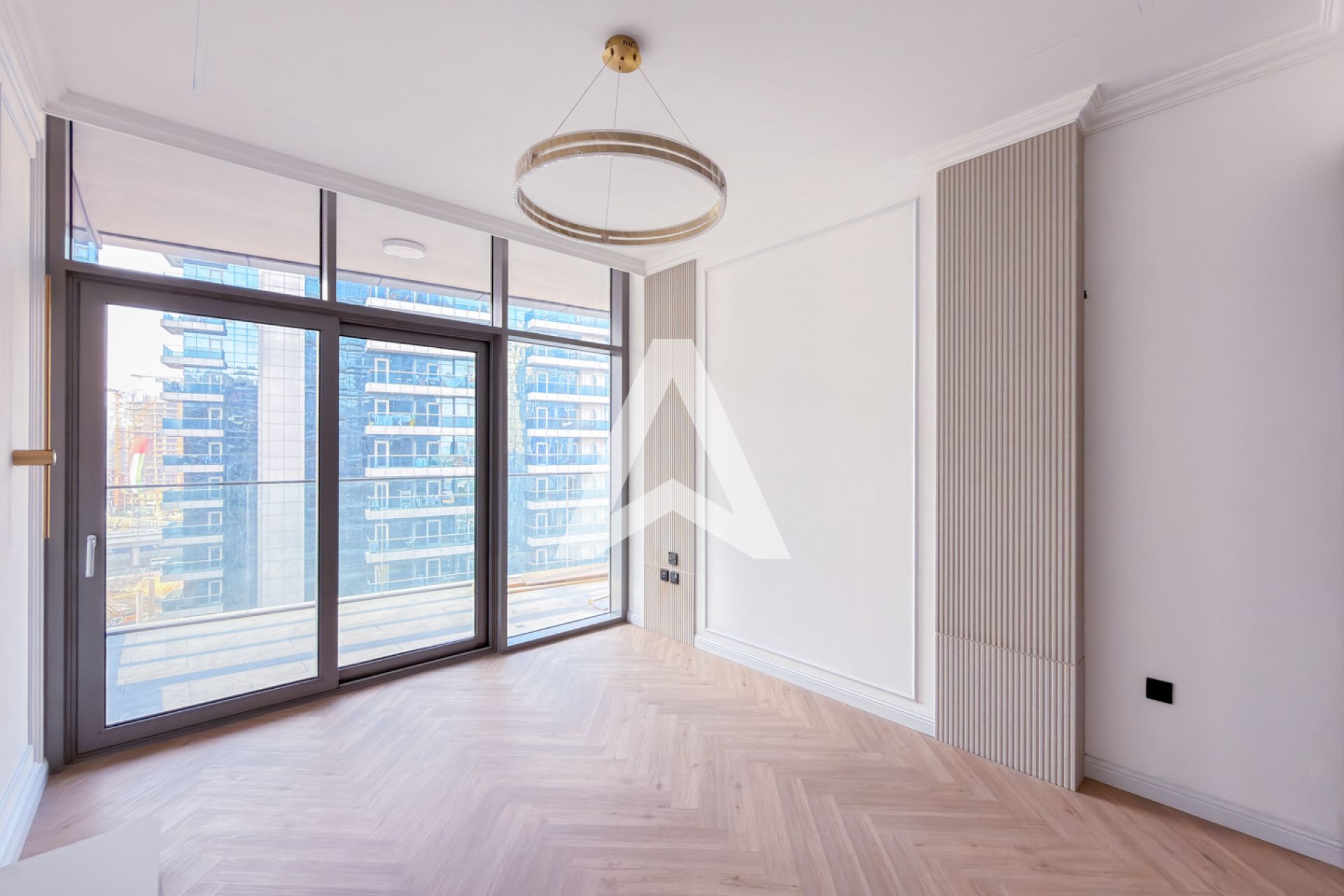 Displayed image from the thumbnail slider