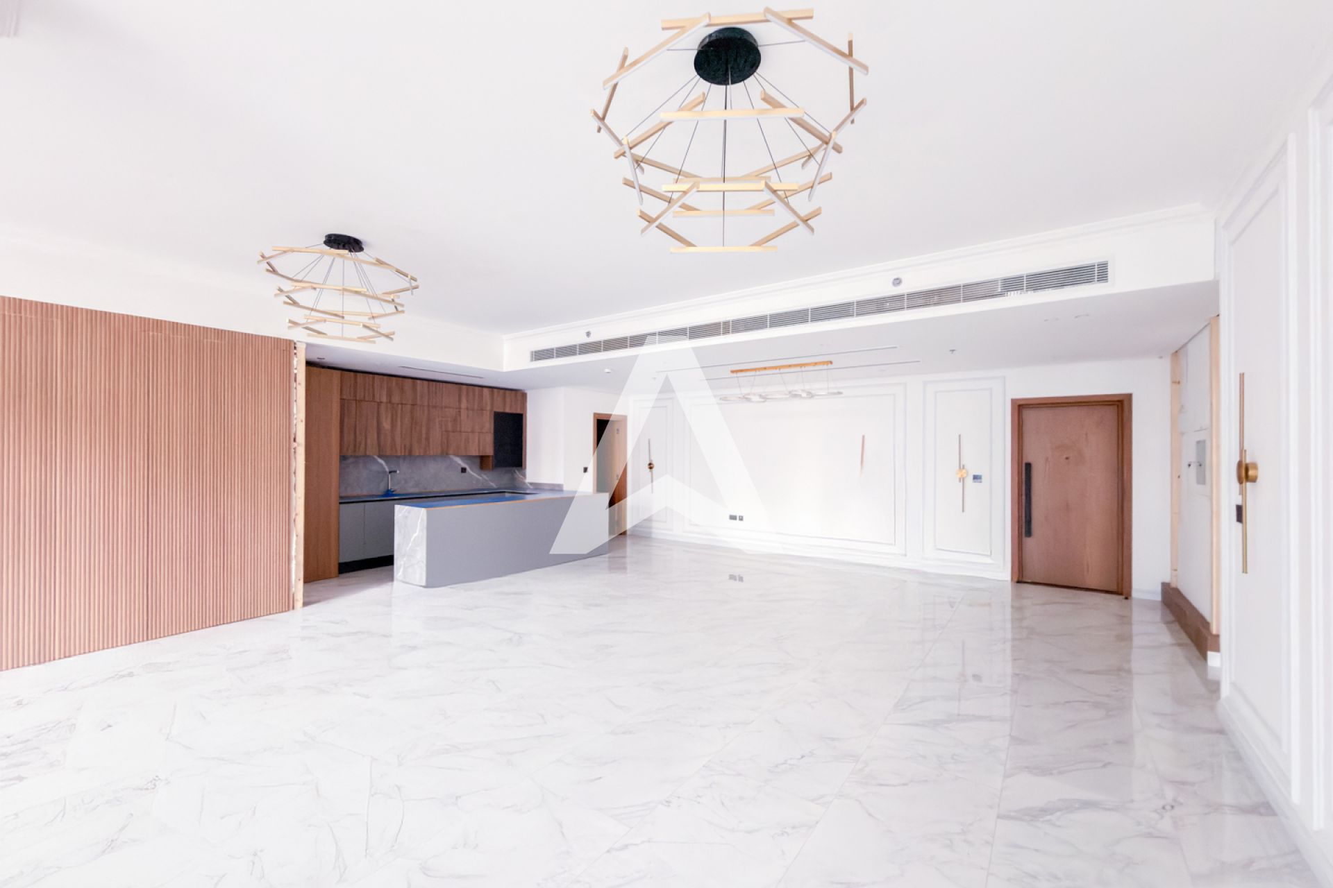 Displayed image from the thumbnail slider