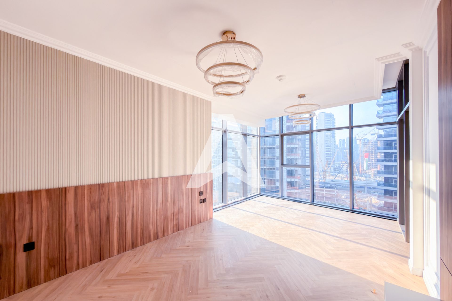 Displayed image from the thumbnail slider