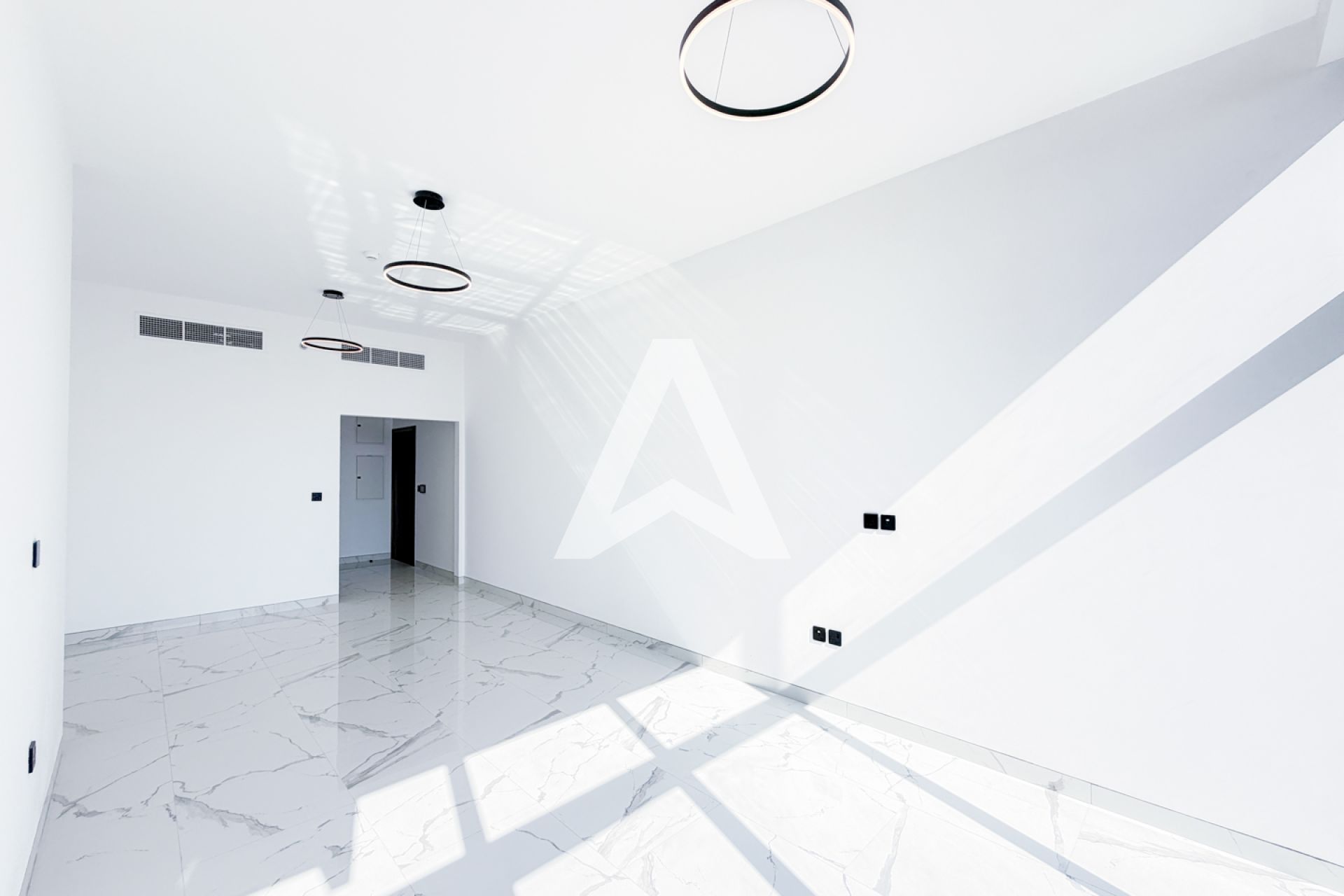 Displayed image from the thumbnail slider