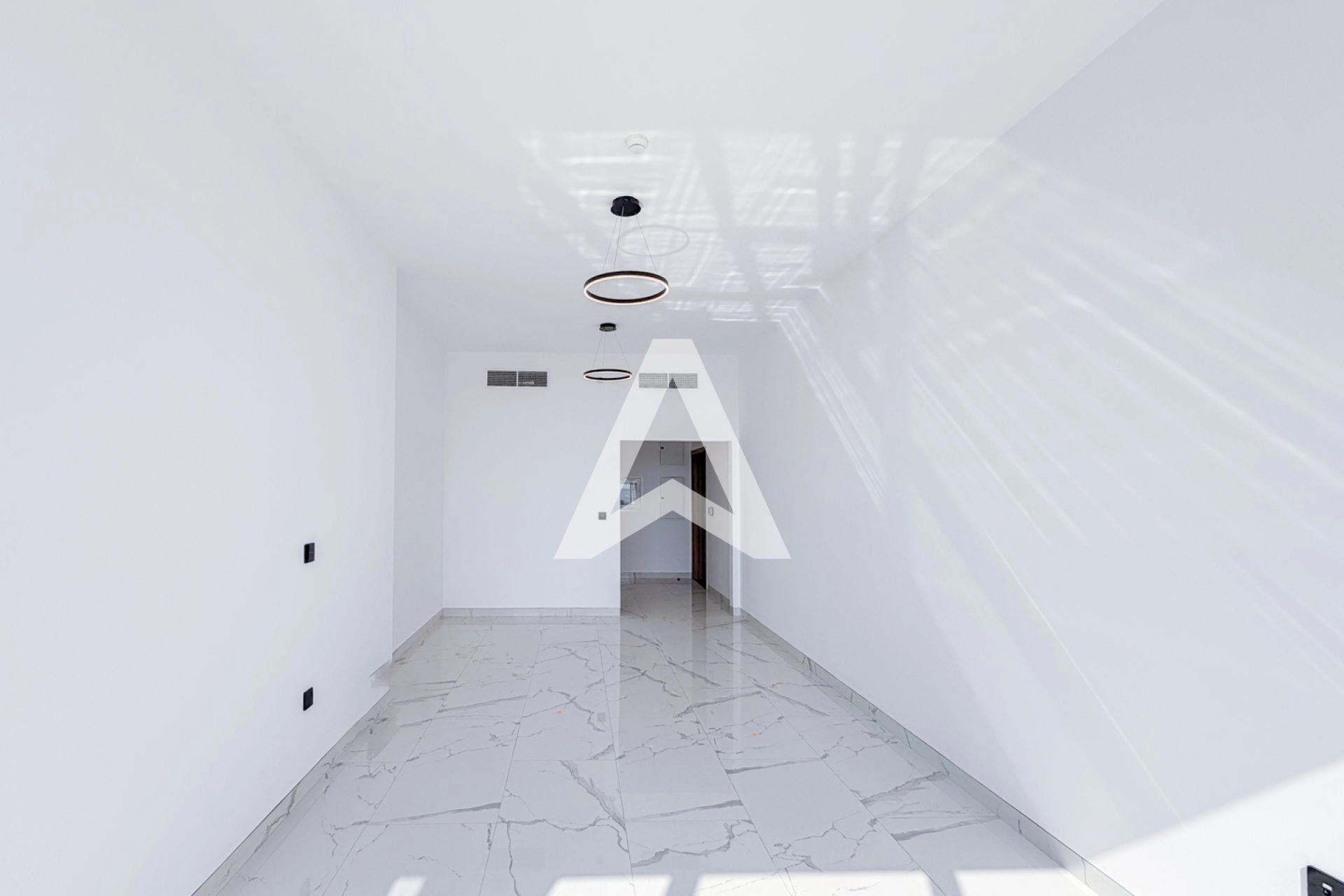 Displayed image from the thumbnail slider