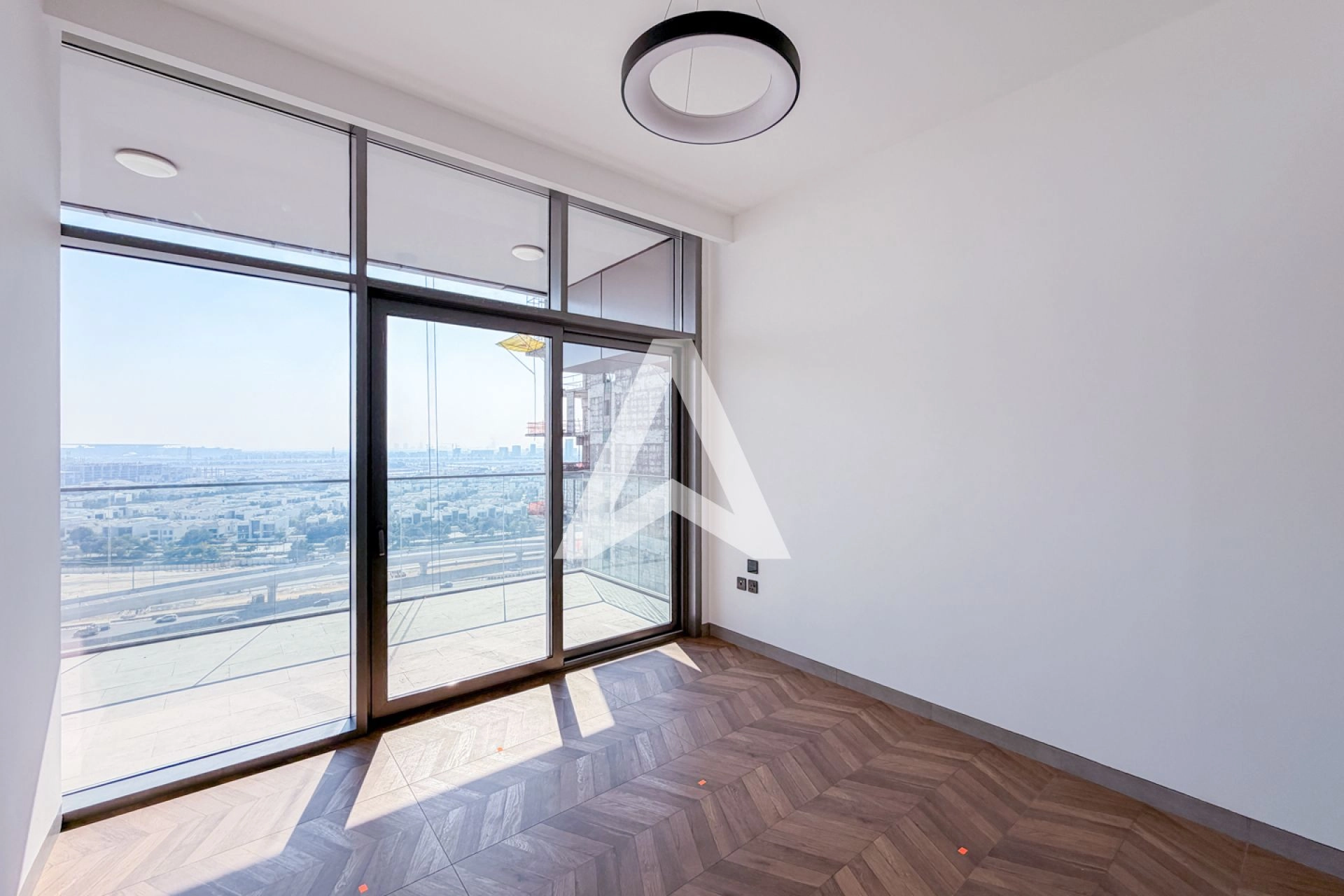 Displayed image from the thumbnail slider