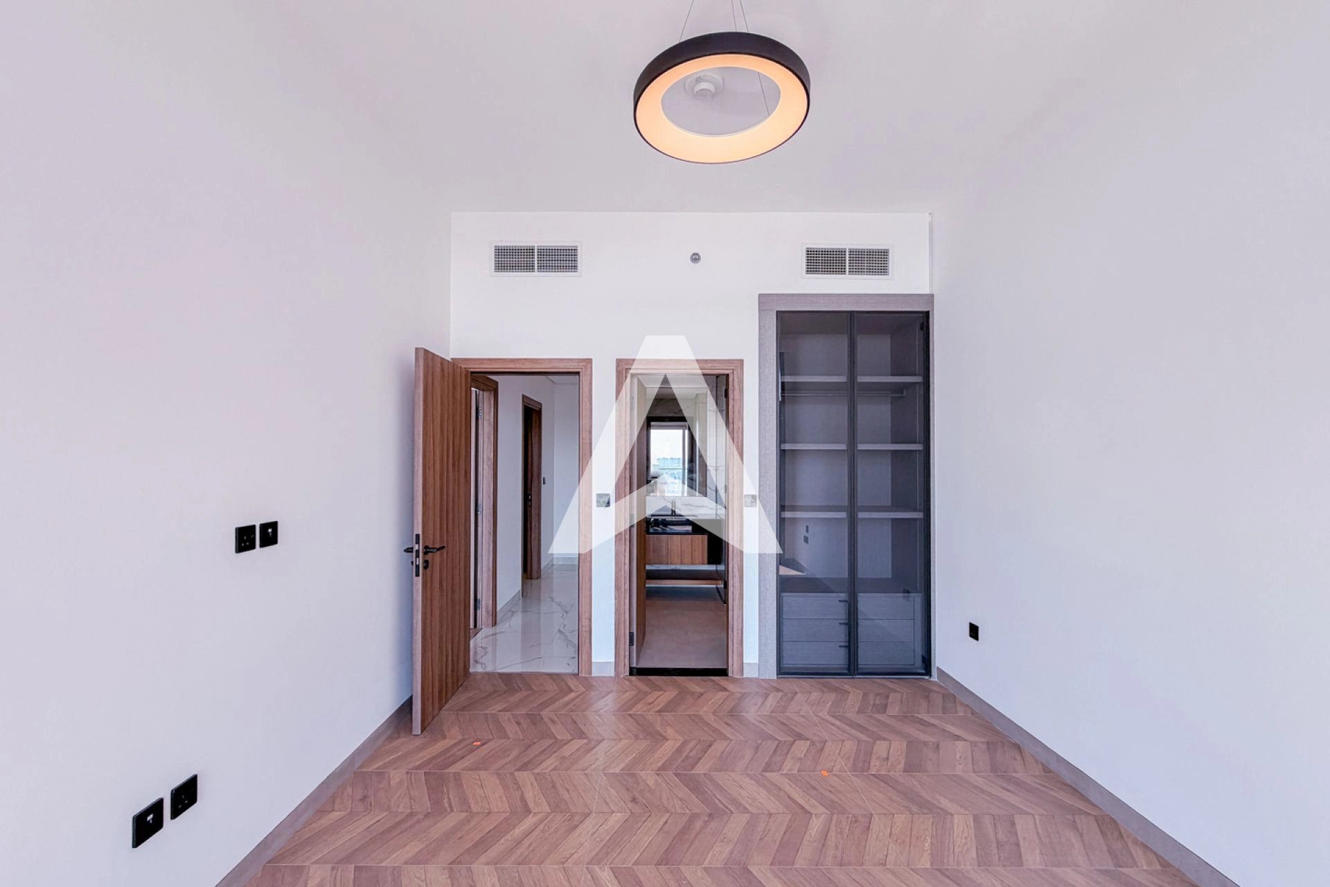 Displayed image from the thumbnail slider