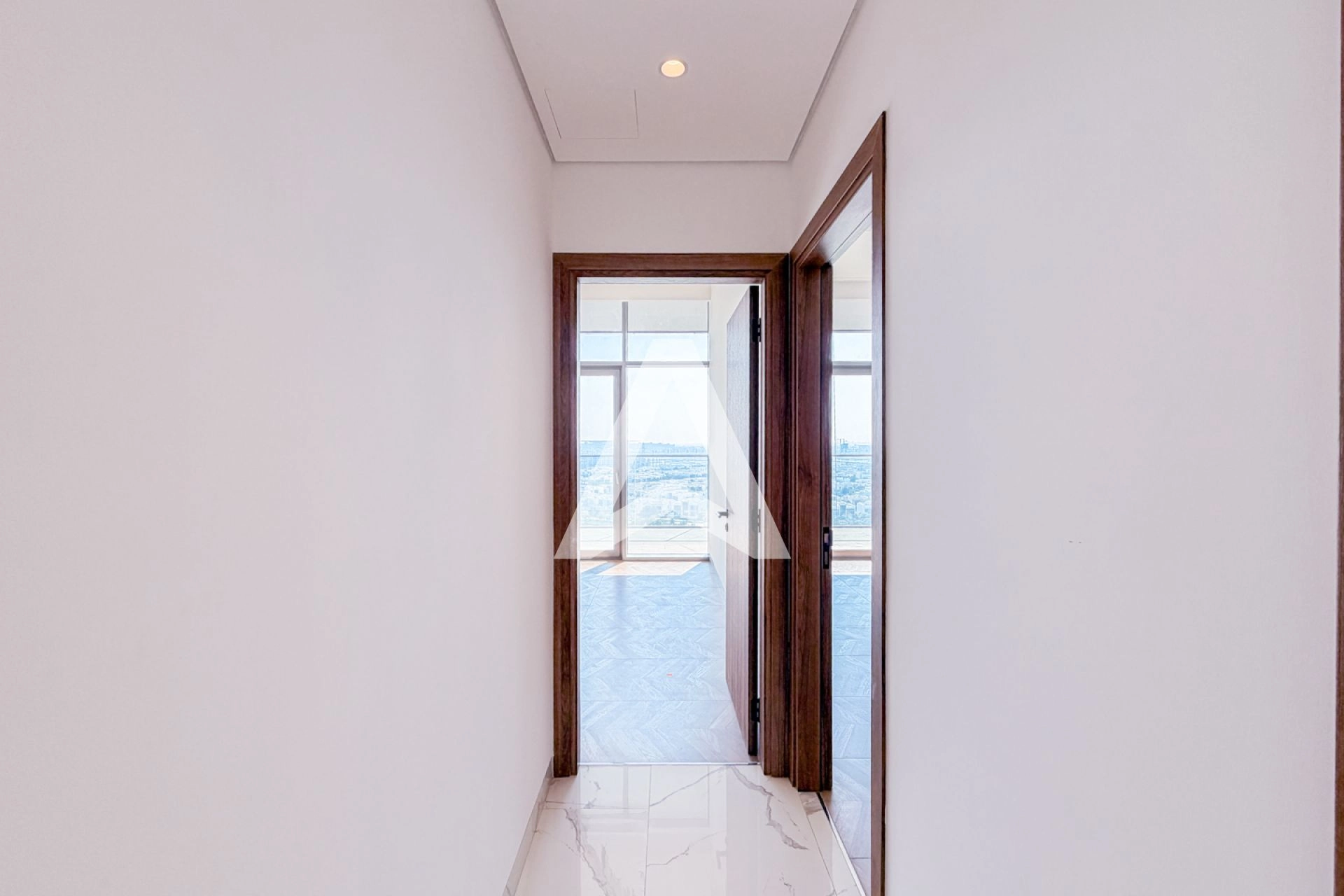 Displayed image from the thumbnail slider