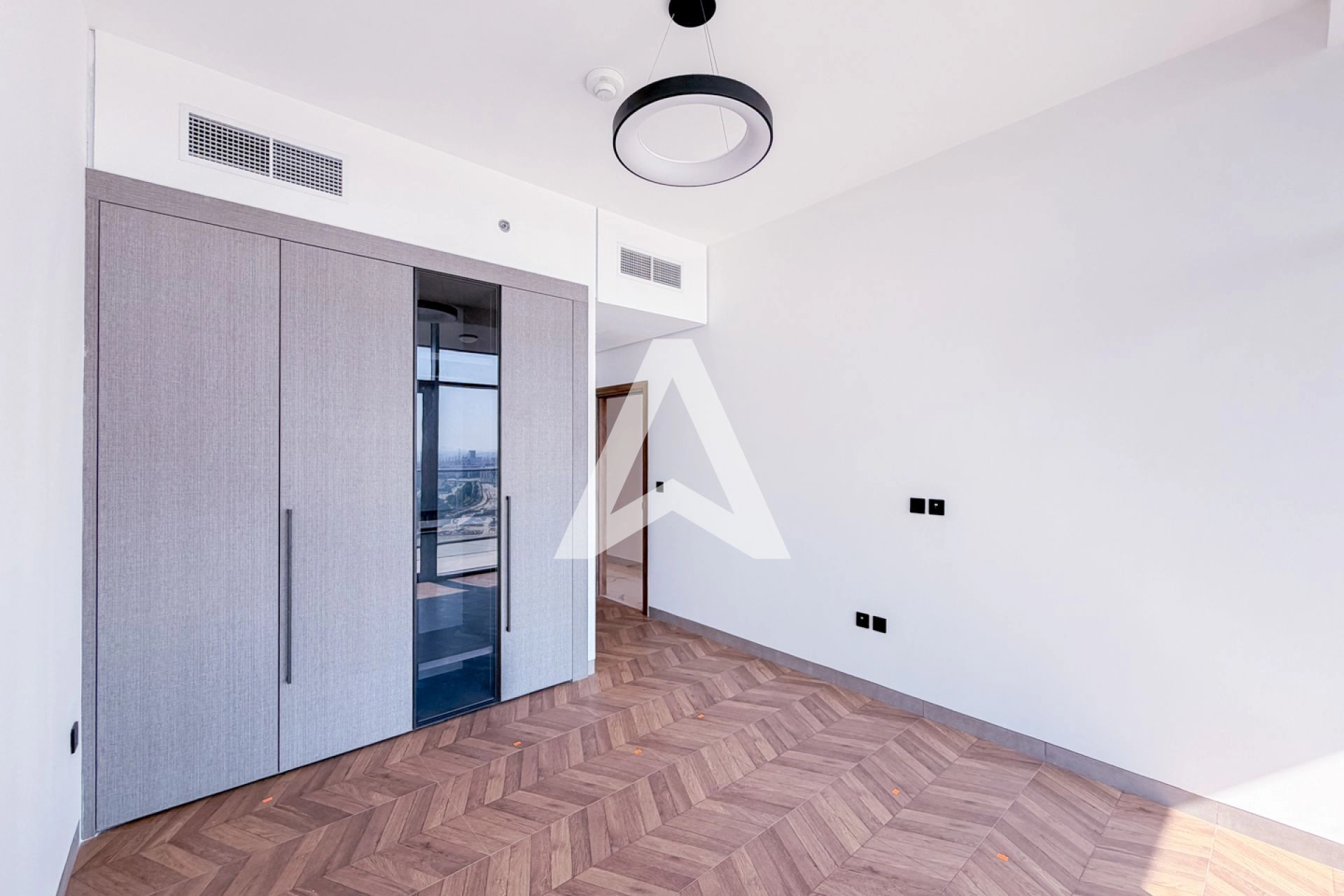 Displayed image from the thumbnail slider