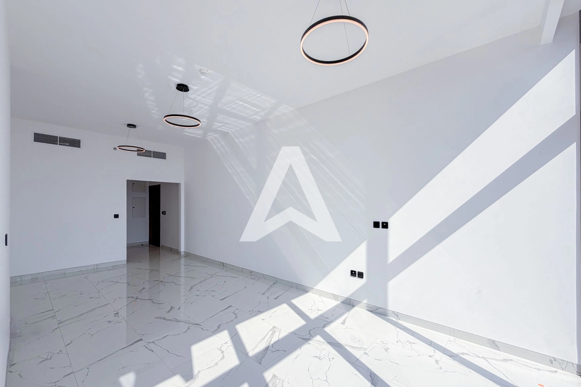 Displayed image from the thumbnail slider