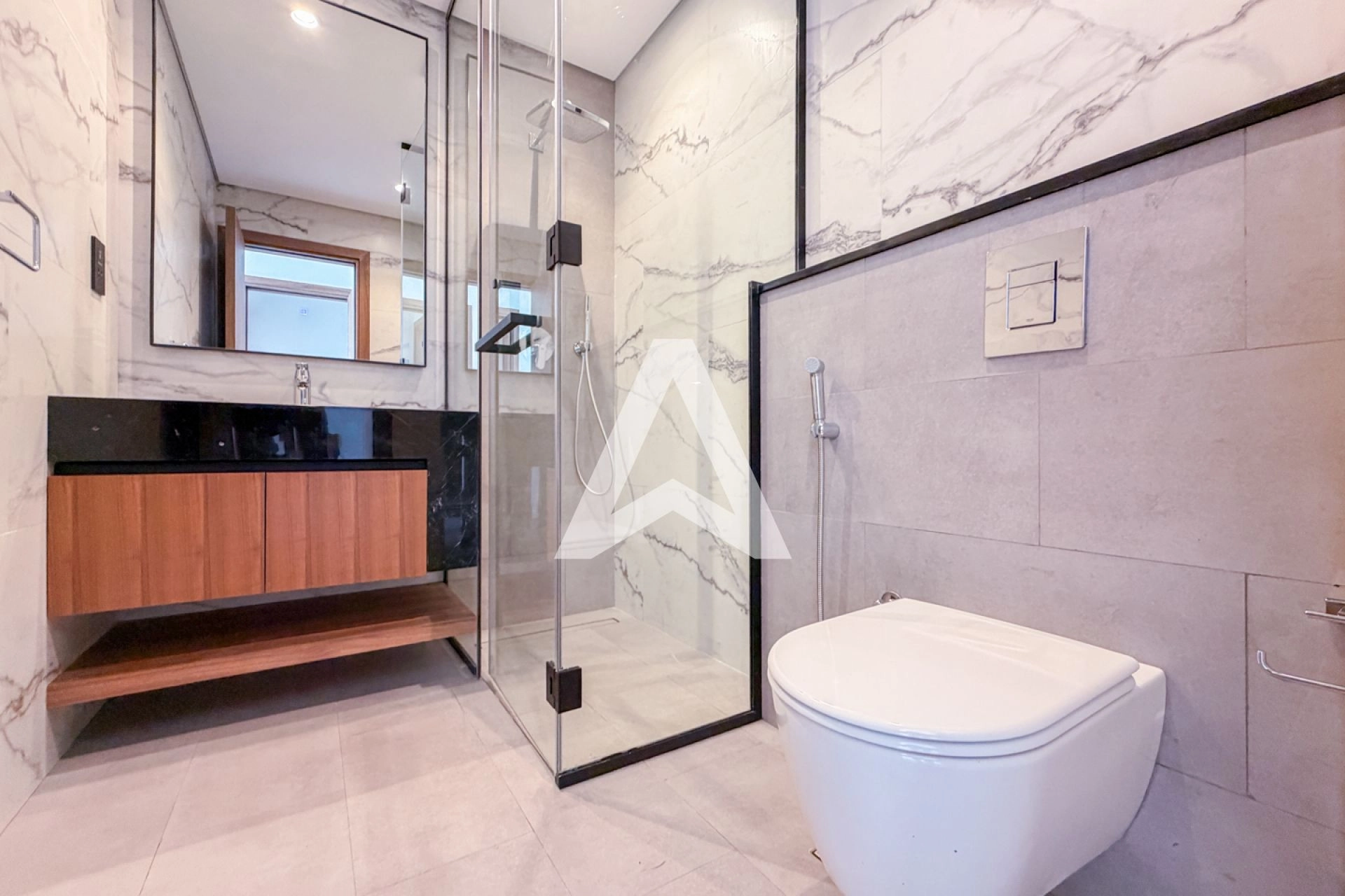 Displayed image from the thumbnail slider