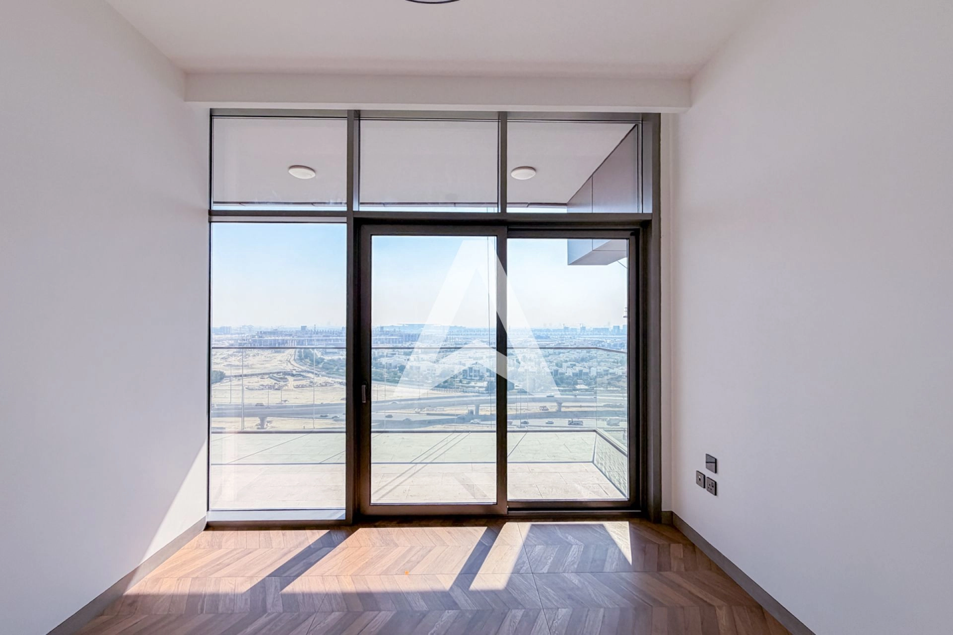 Displayed image from the thumbnail slider