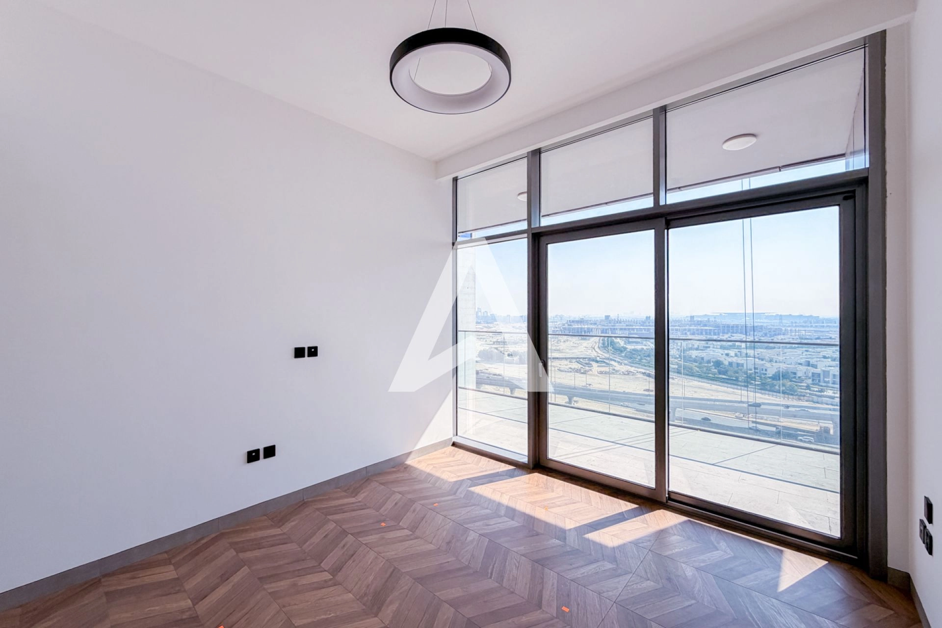 Displayed image from the thumbnail slider