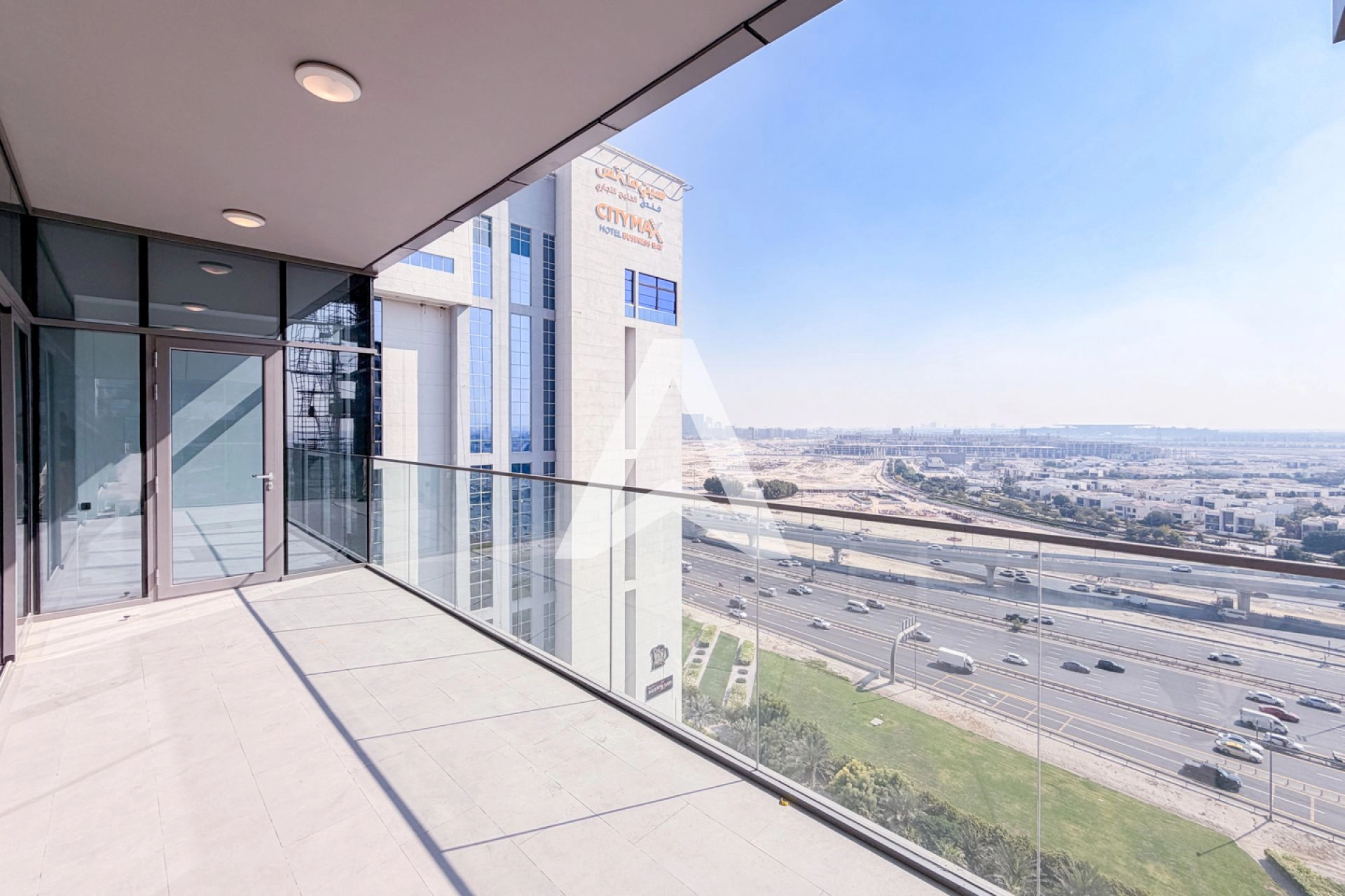 Displayed image from the thumbnail slider