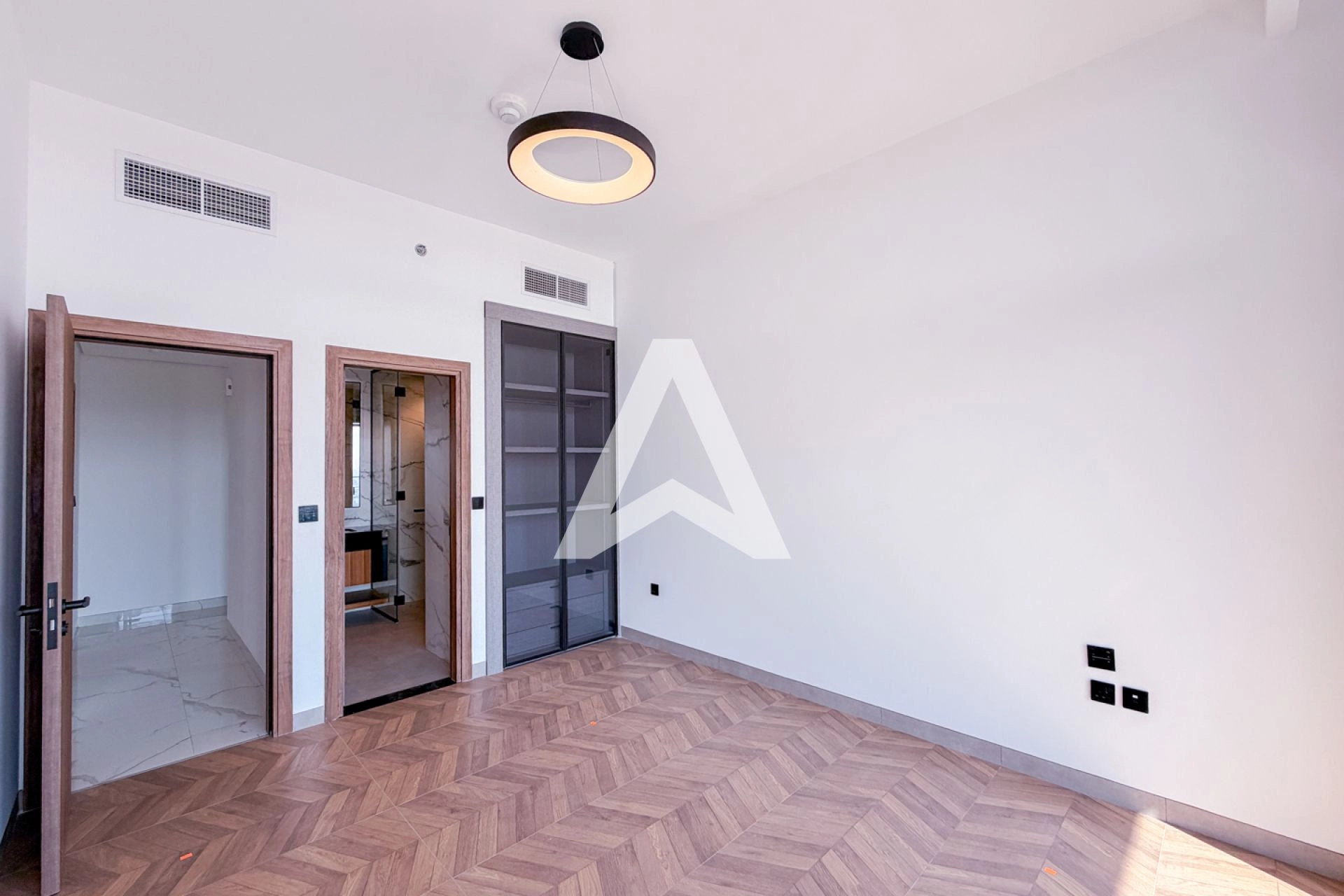 Displayed image from the thumbnail slider