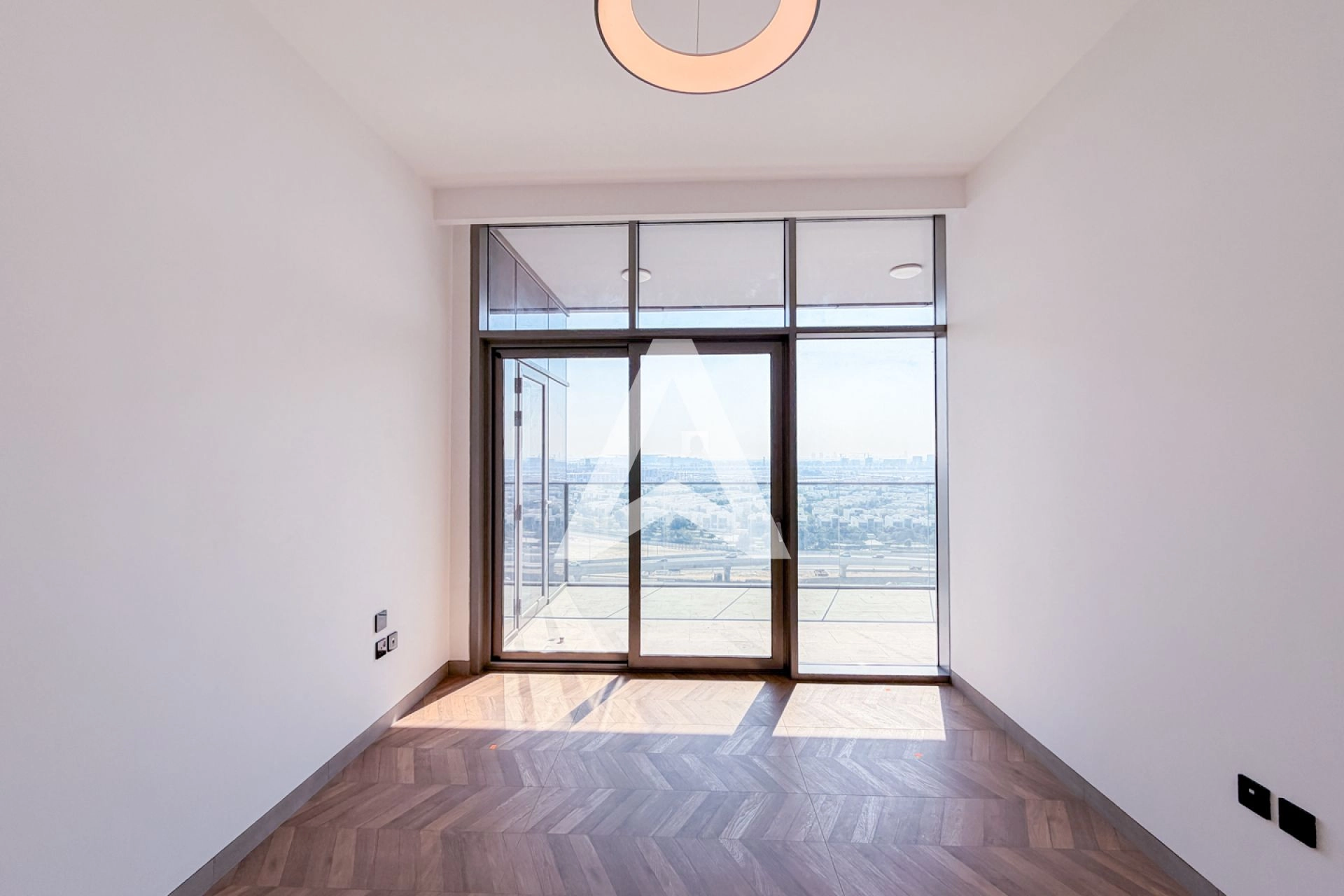 Displayed image from the thumbnail slider