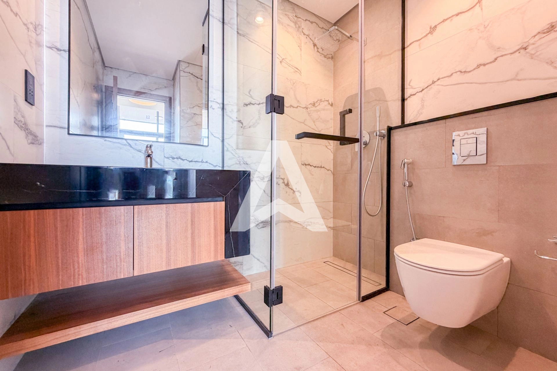 Displayed image from the thumbnail slider