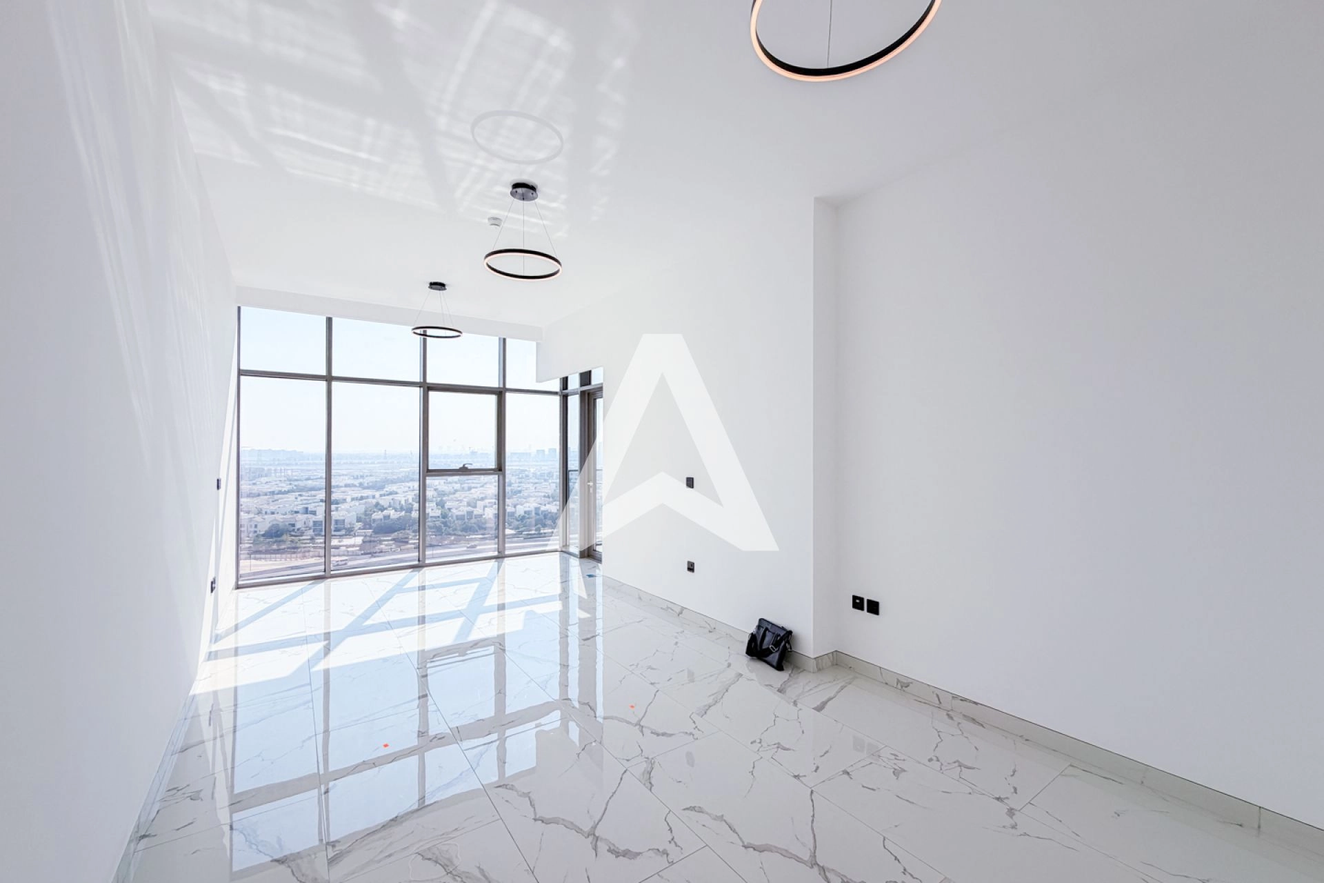 Displayed image from the thumbnail slider