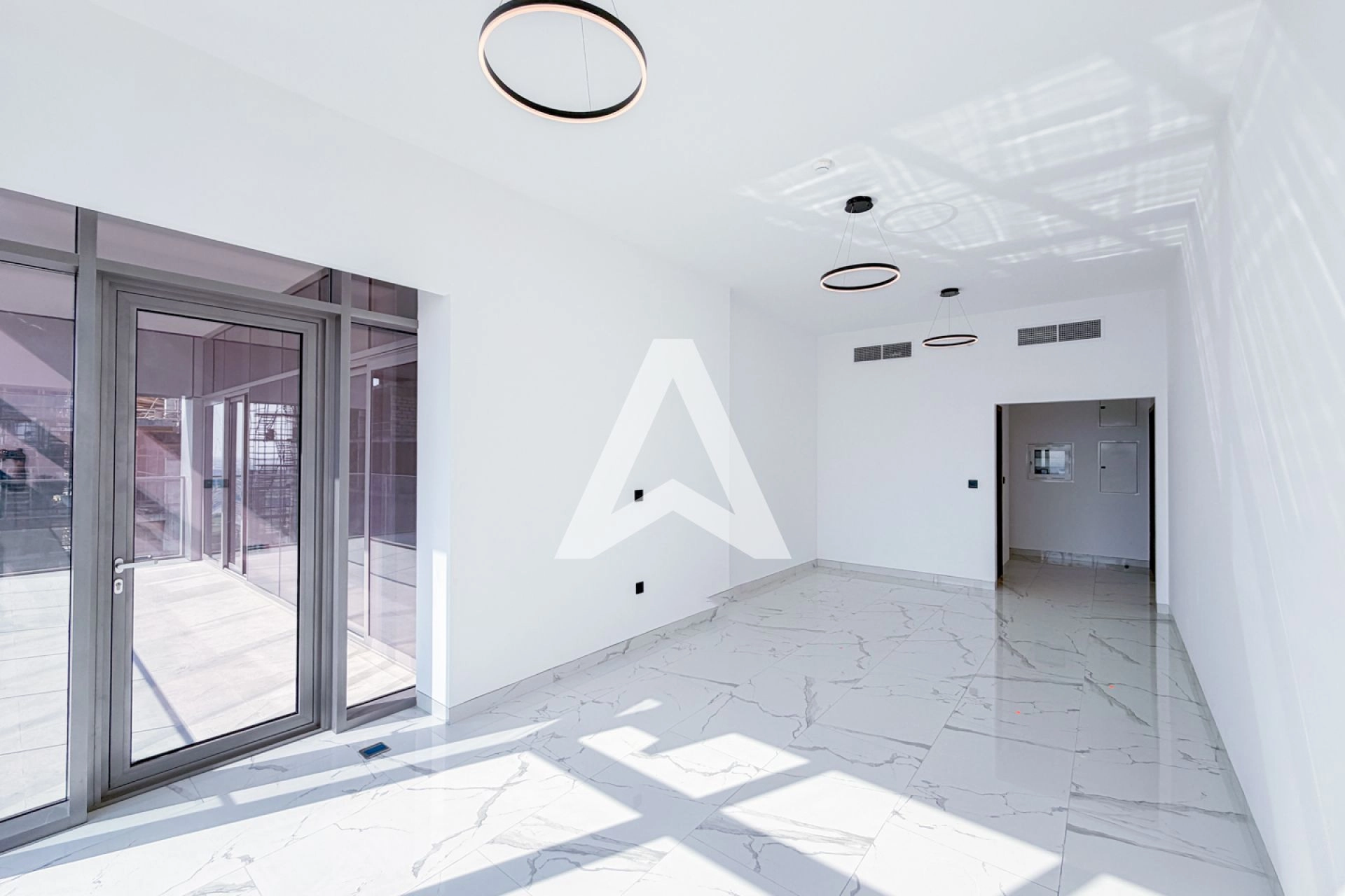 Displayed image from the thumbnail slider