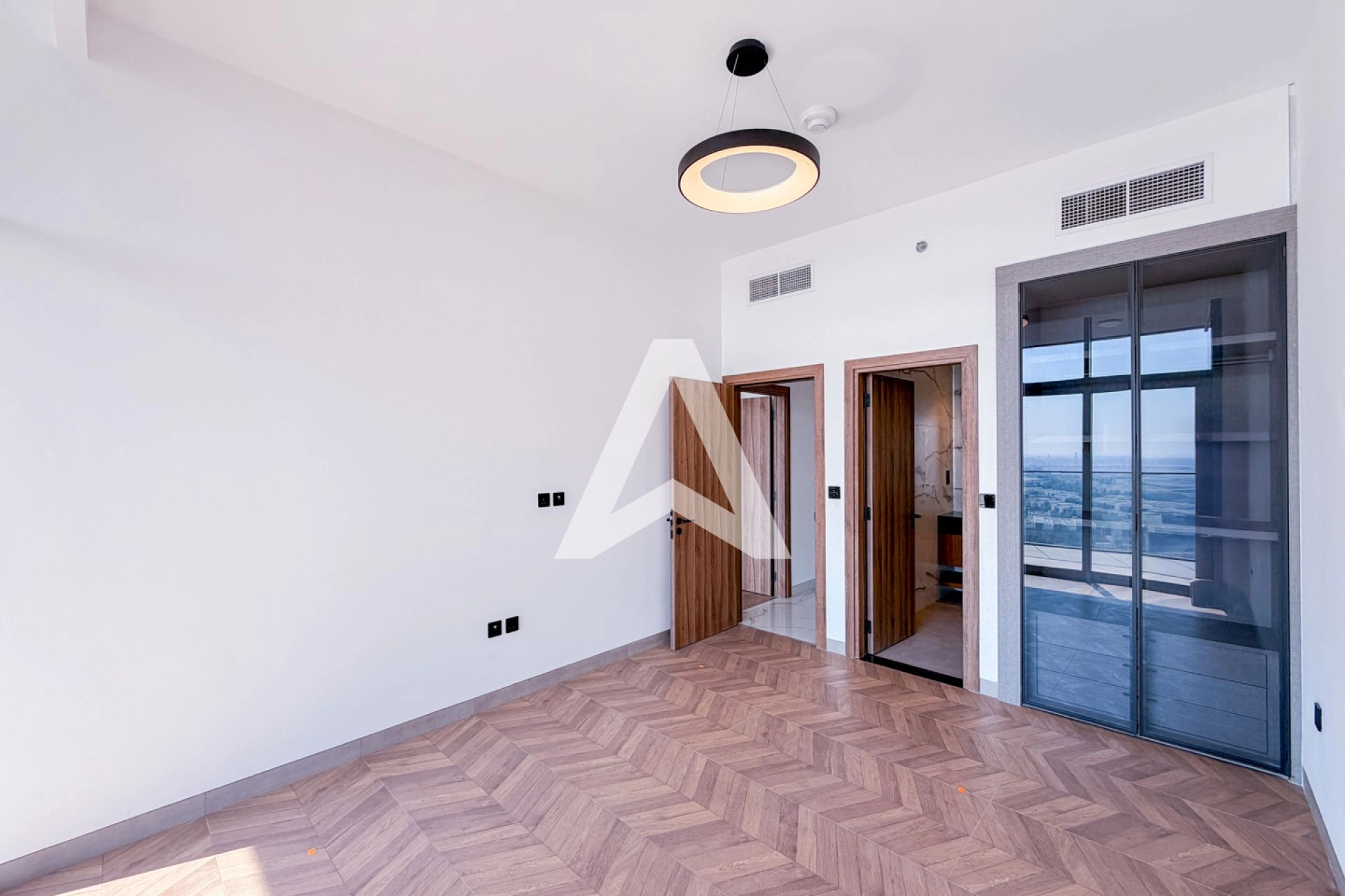 Displayed image from the thumbnail slider