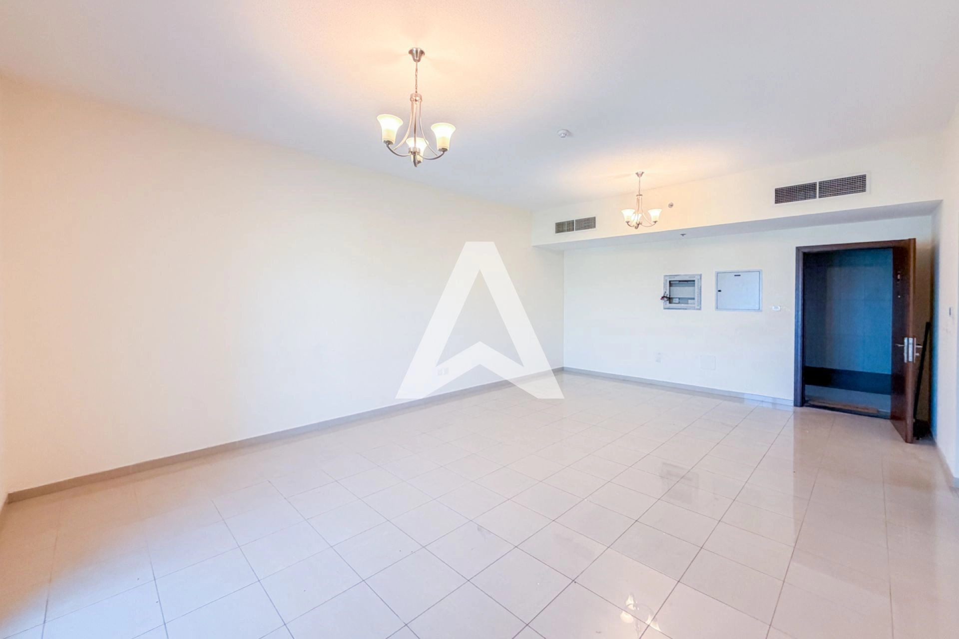 Displayed image from the thumbnail slider