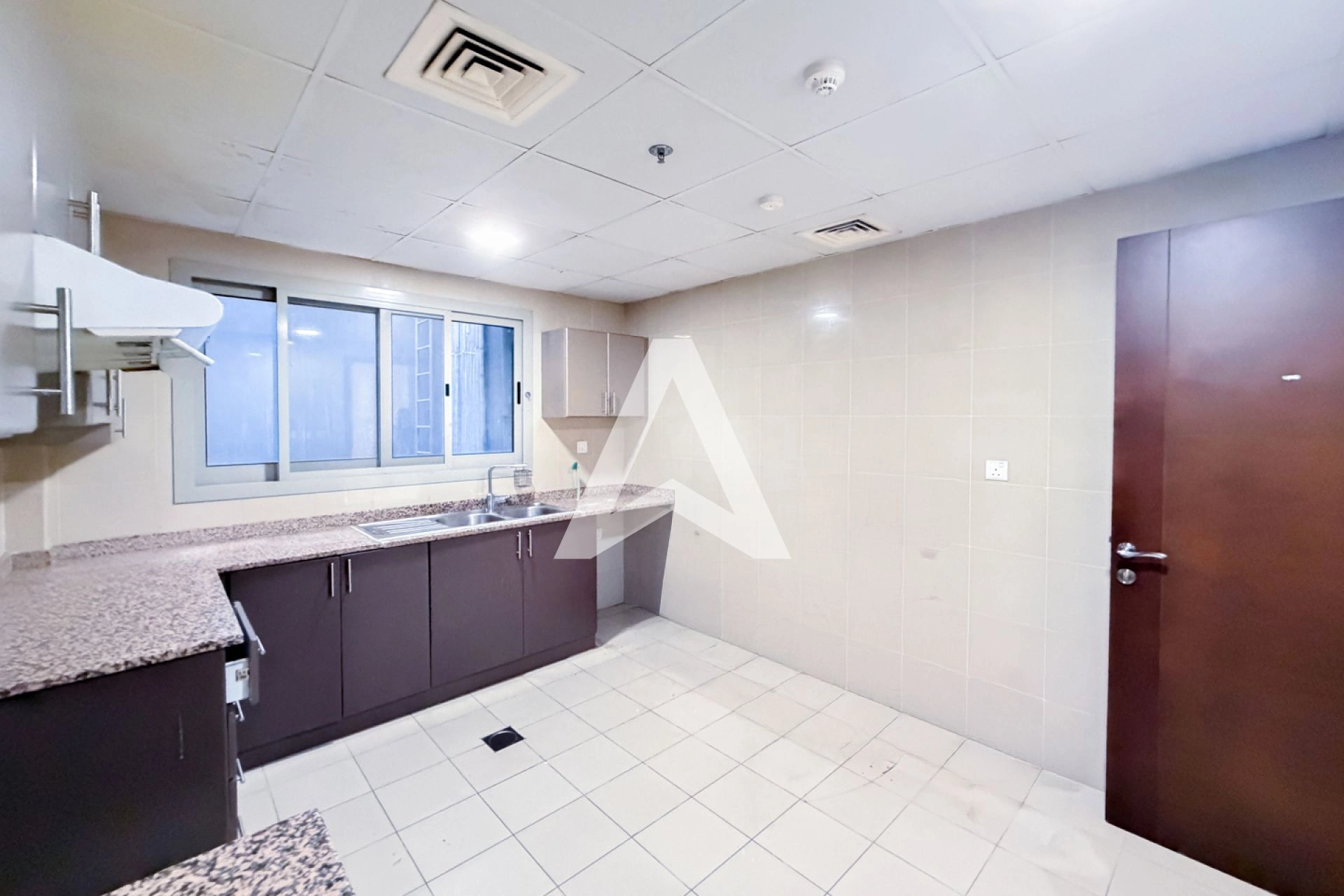 Displayed image from the thumbnail slider