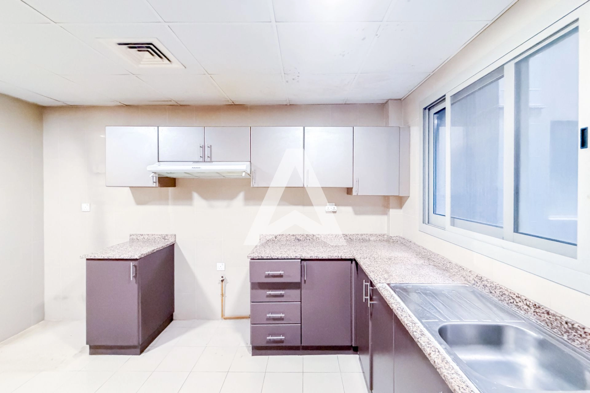 Displayed image from the thumbnail slider