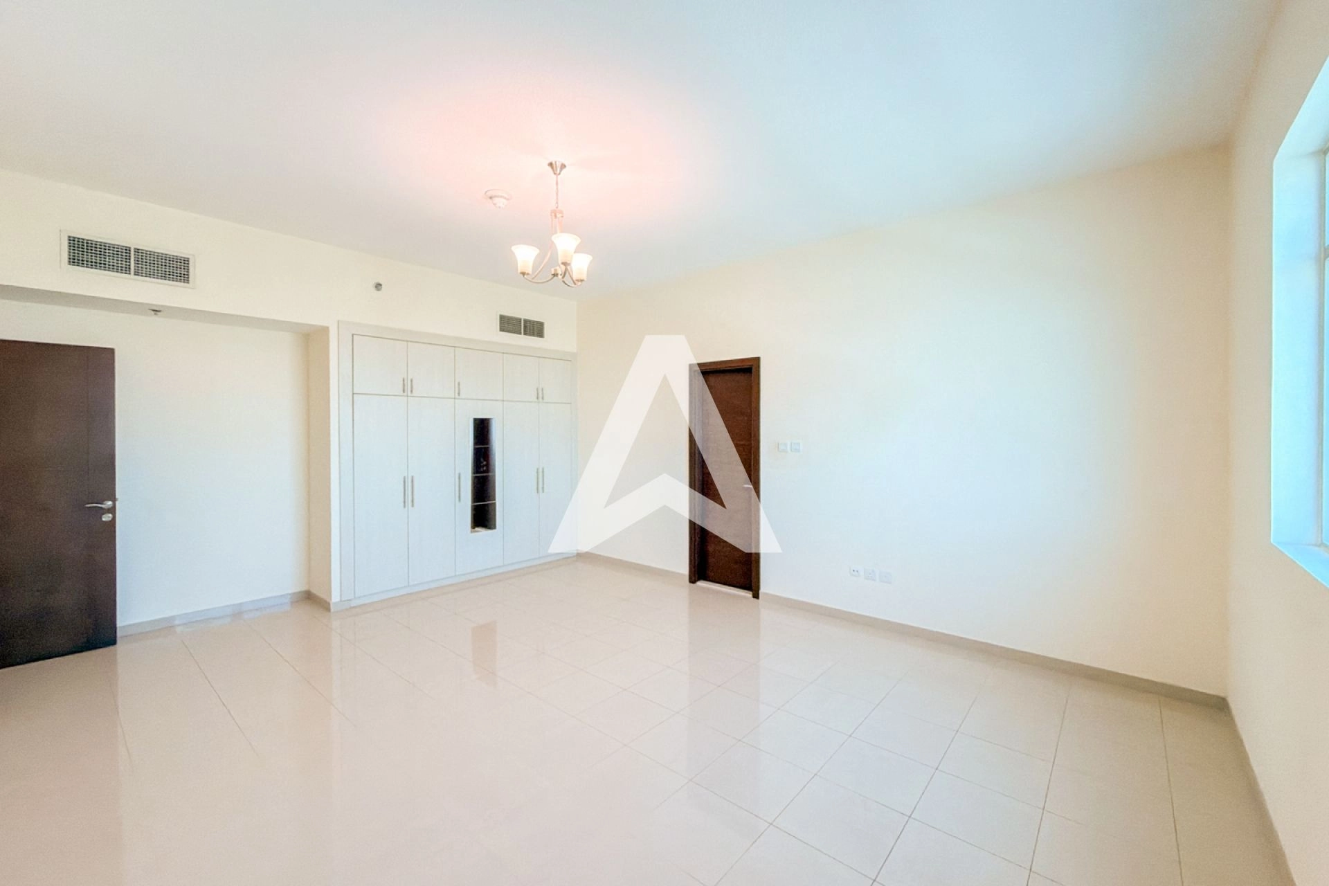 Displayed image from the thumbnail slider