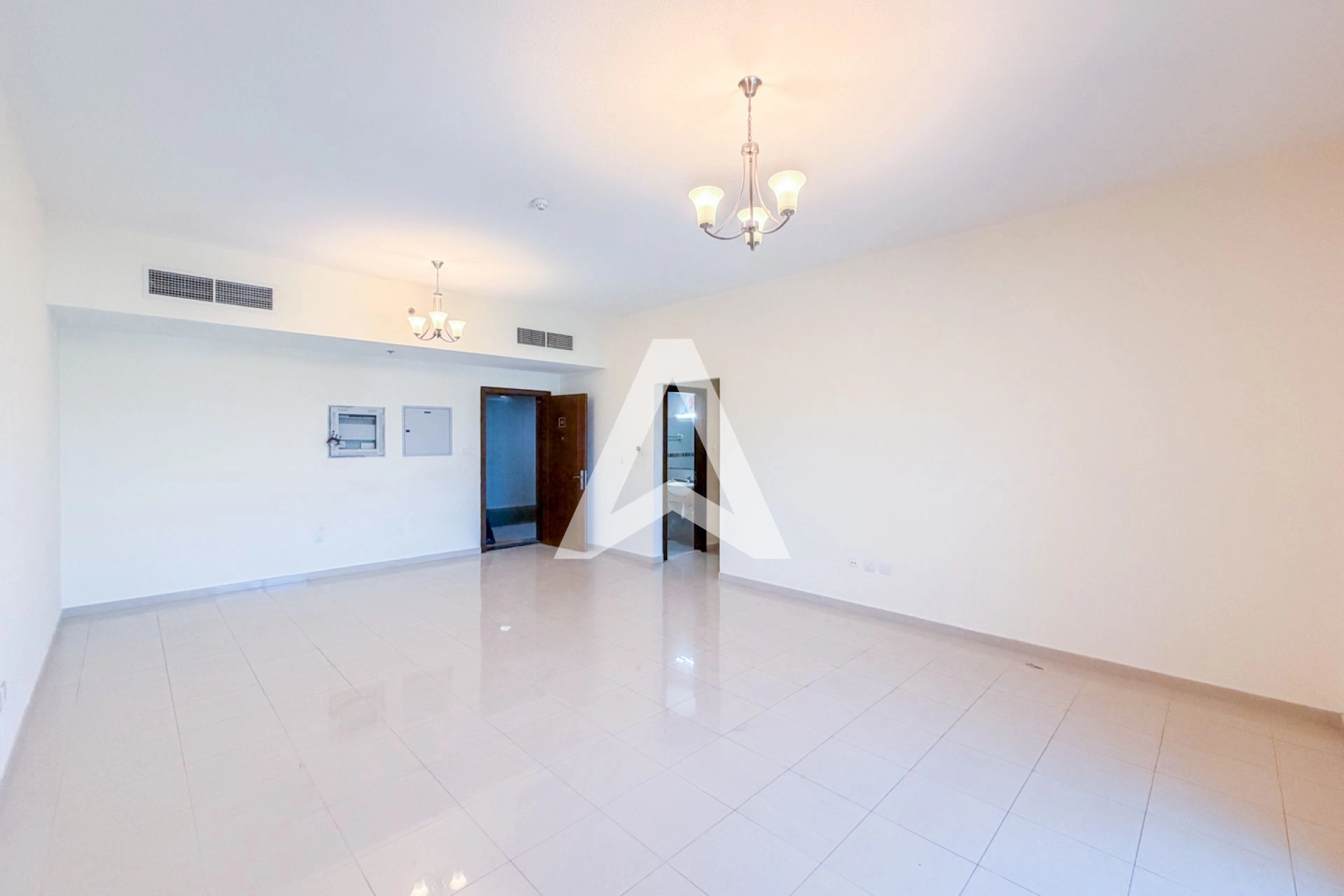 Displayed image from the thumbnail slider