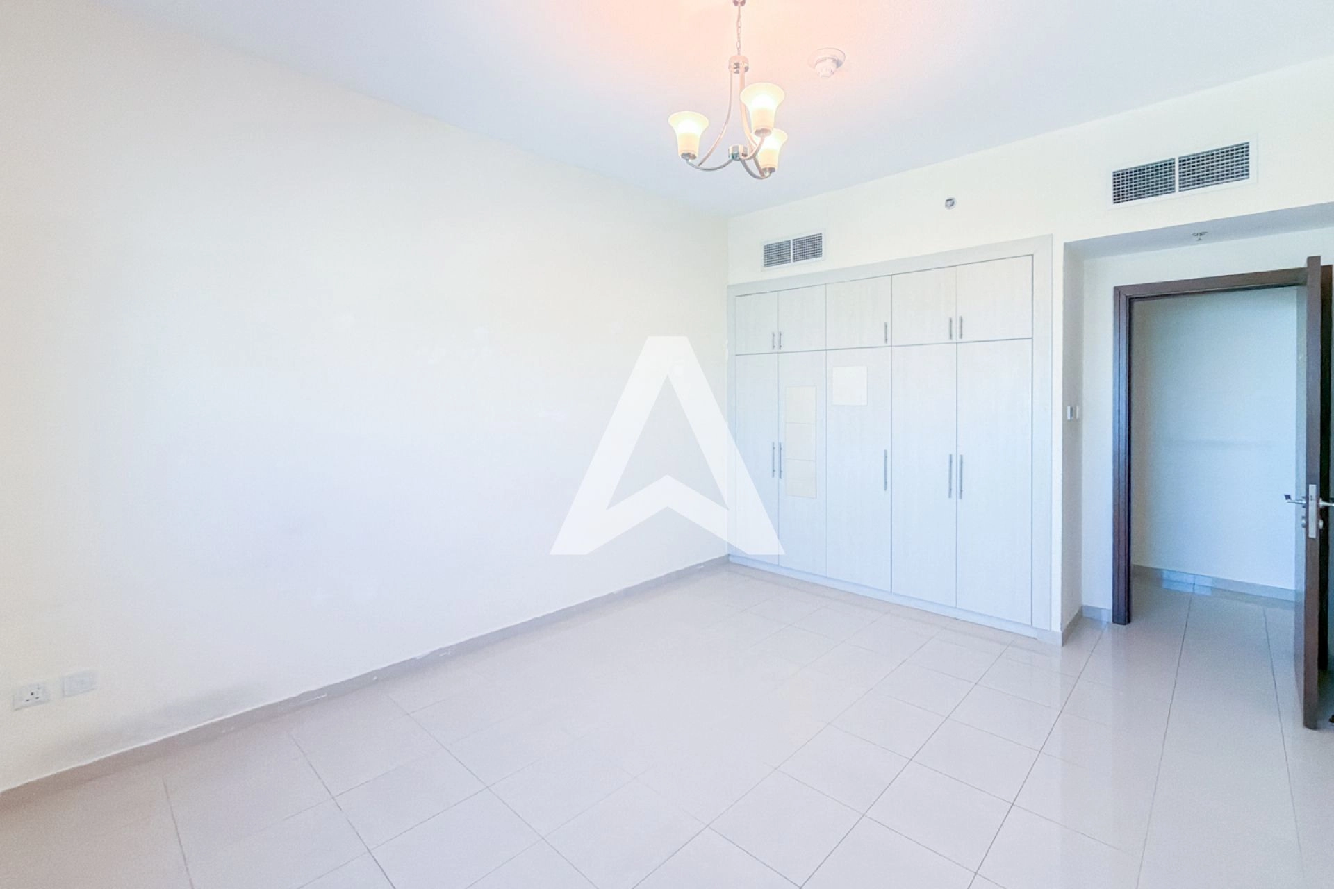 Displayed image from the thumbnail slider