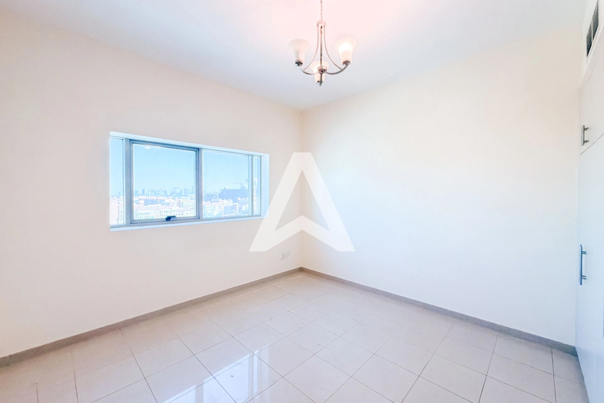 Displayed image from the thumbnail slider