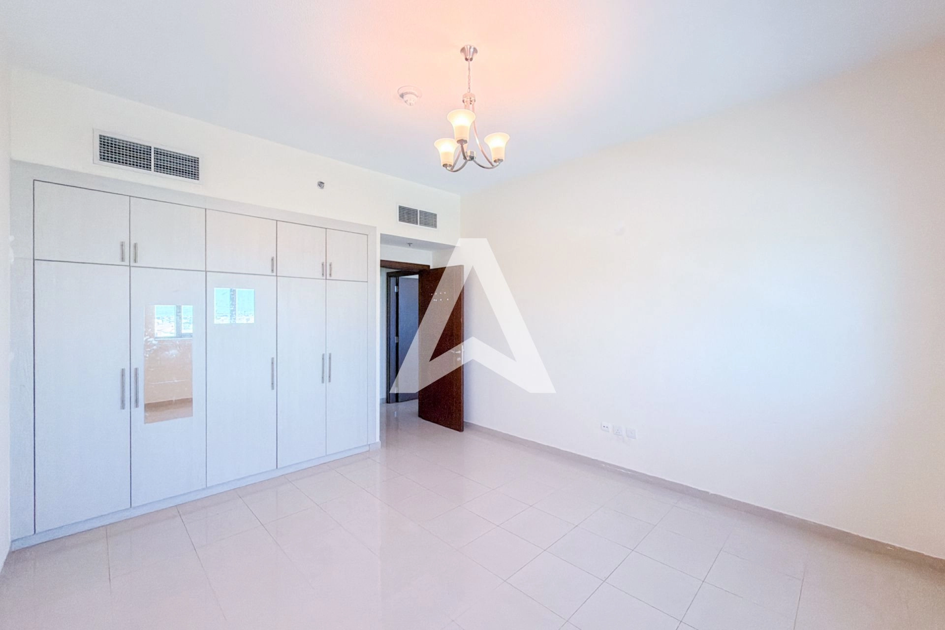 Displayed image from the thumbnail slider