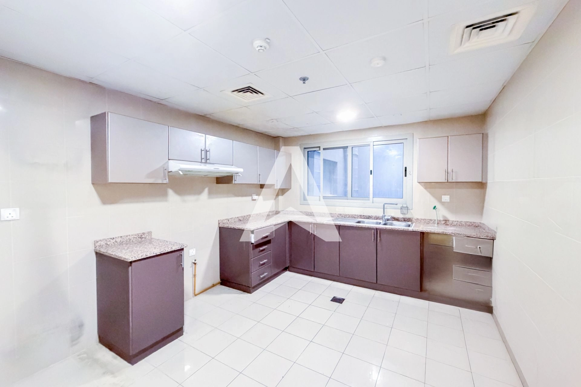 Displayed image from the thumbnail slider