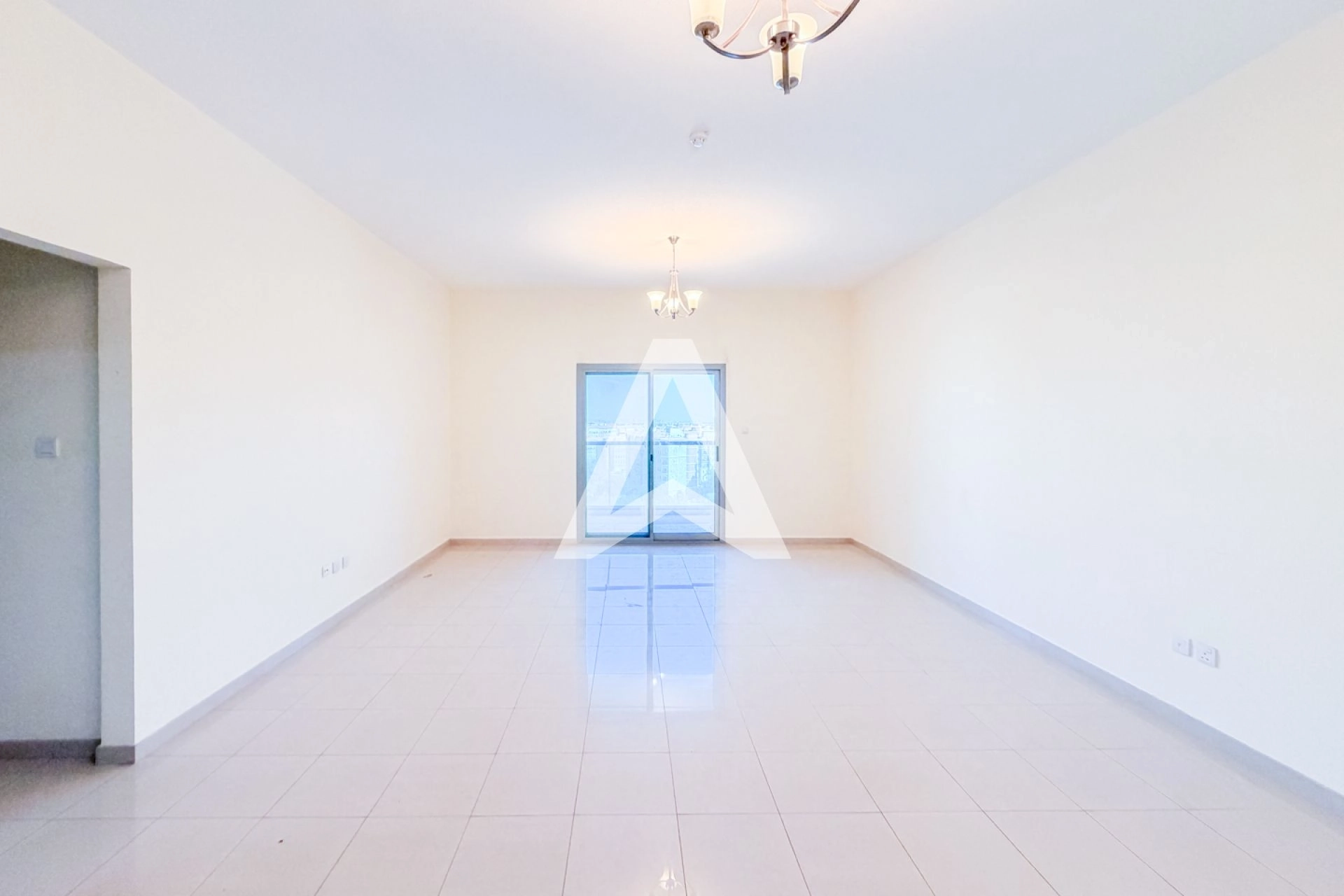 Displayed image from the thumbnail slider