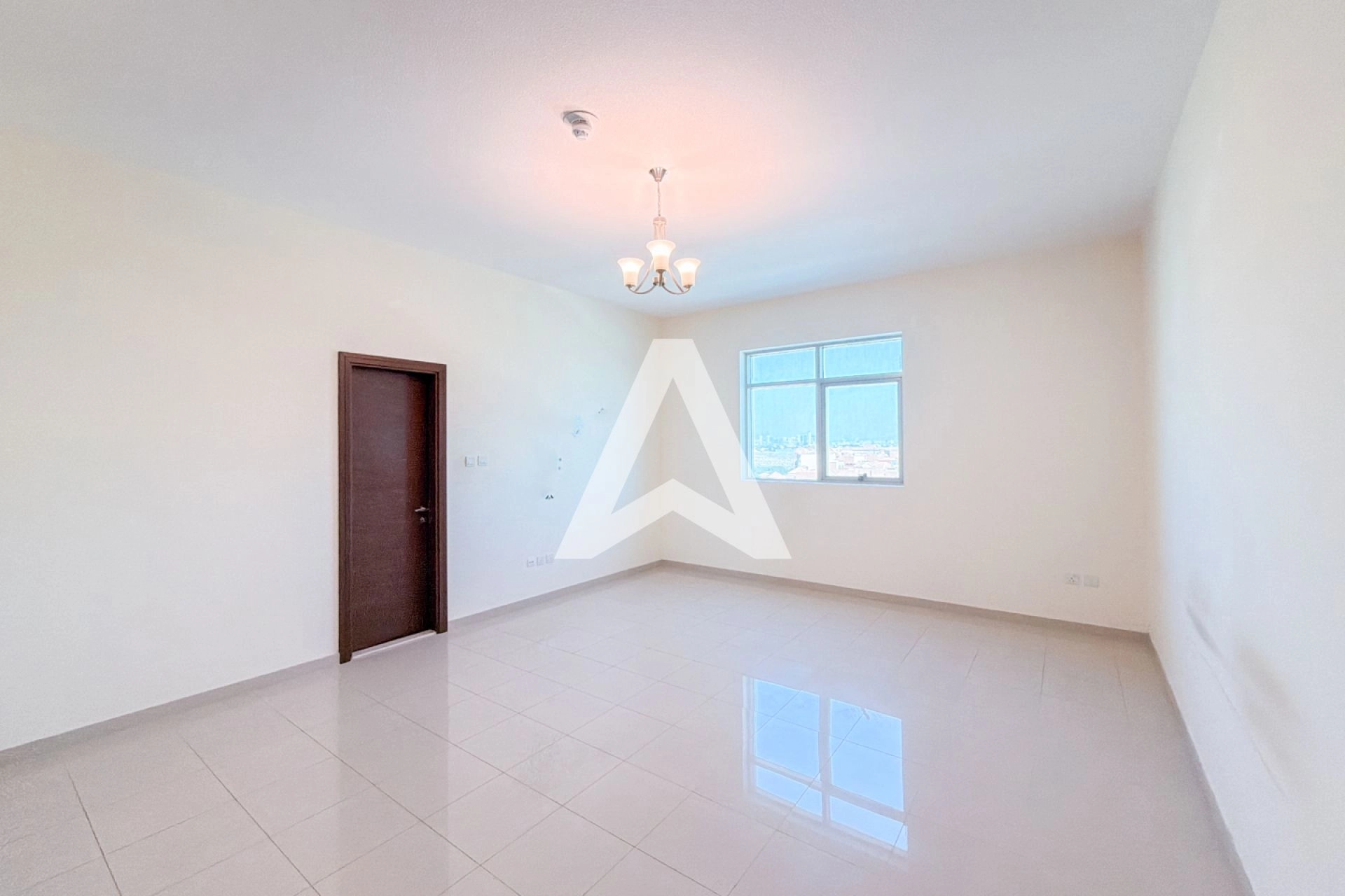 Displayed image from the thumbnail slider