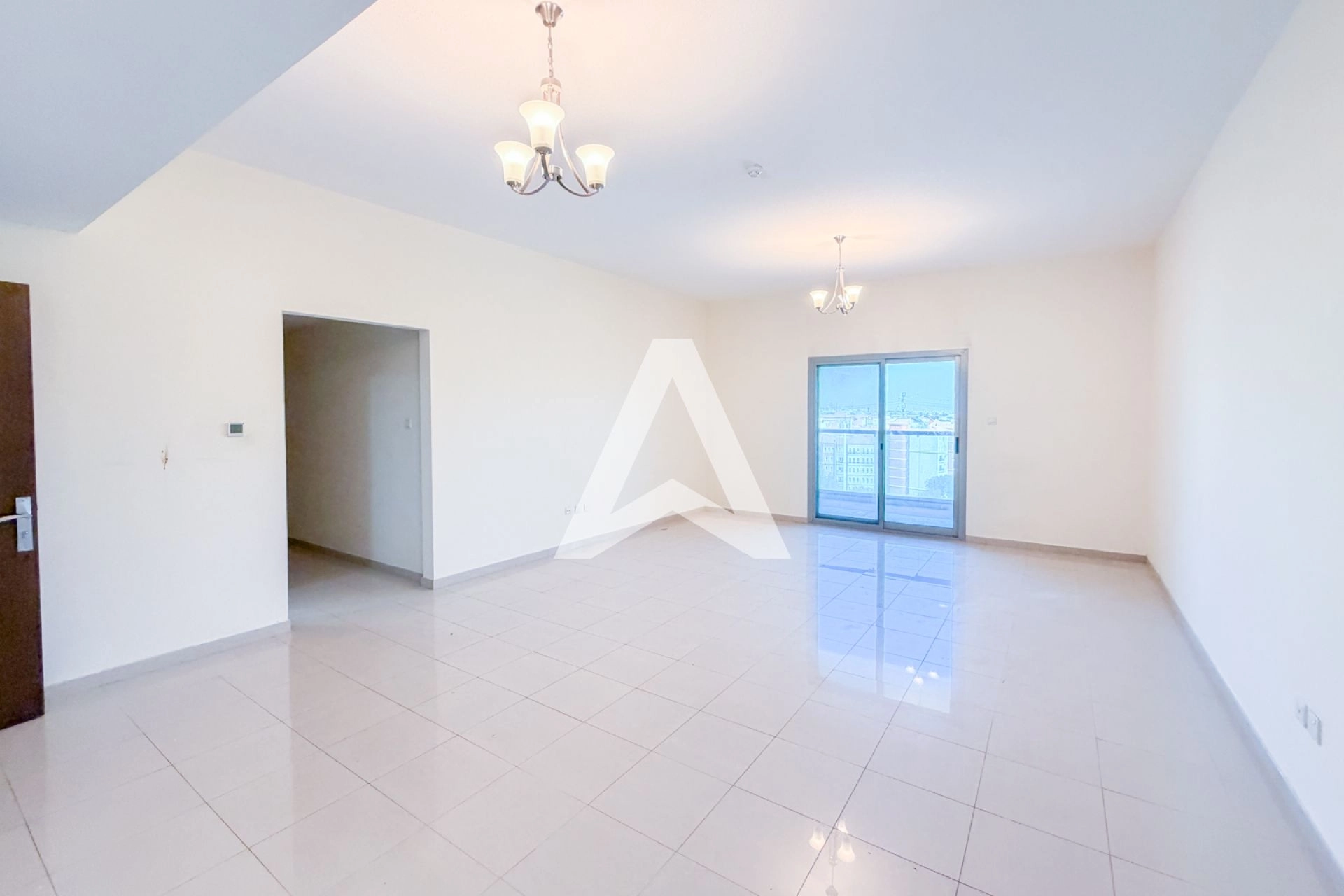 Displayed image from the thumbnail slider