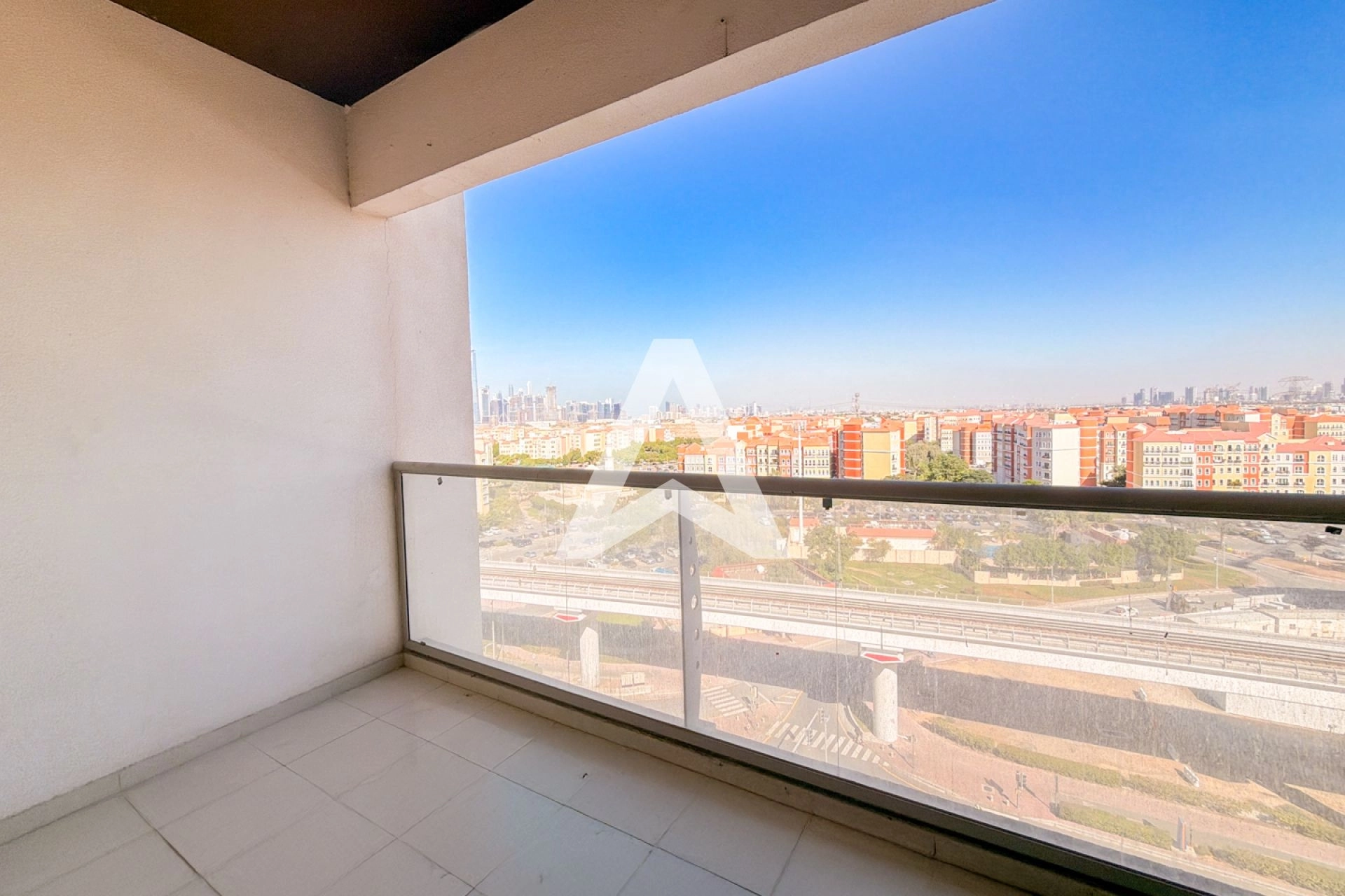 Displayed image from the thumbnail slider