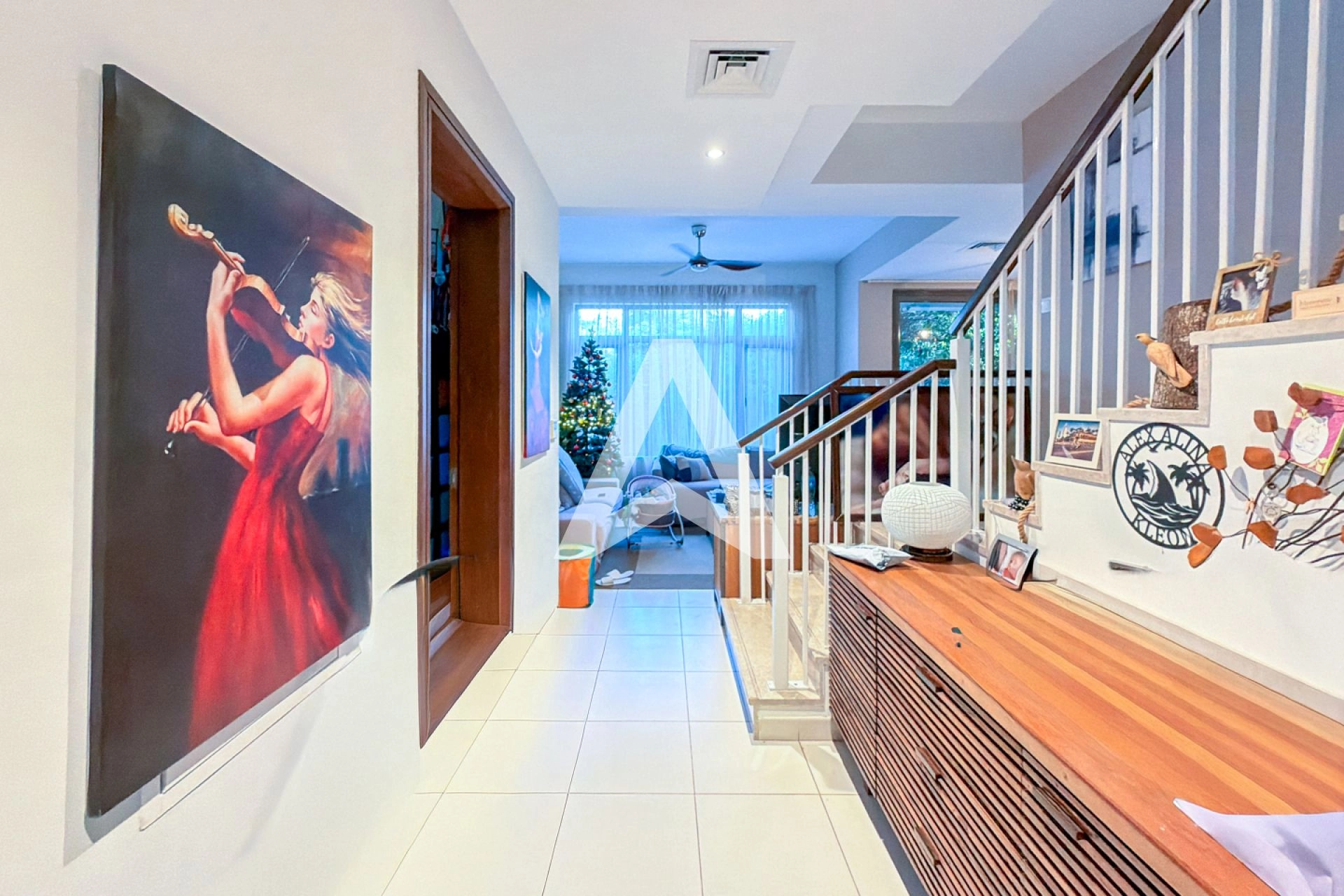 Displayed image from the thumbnail slider