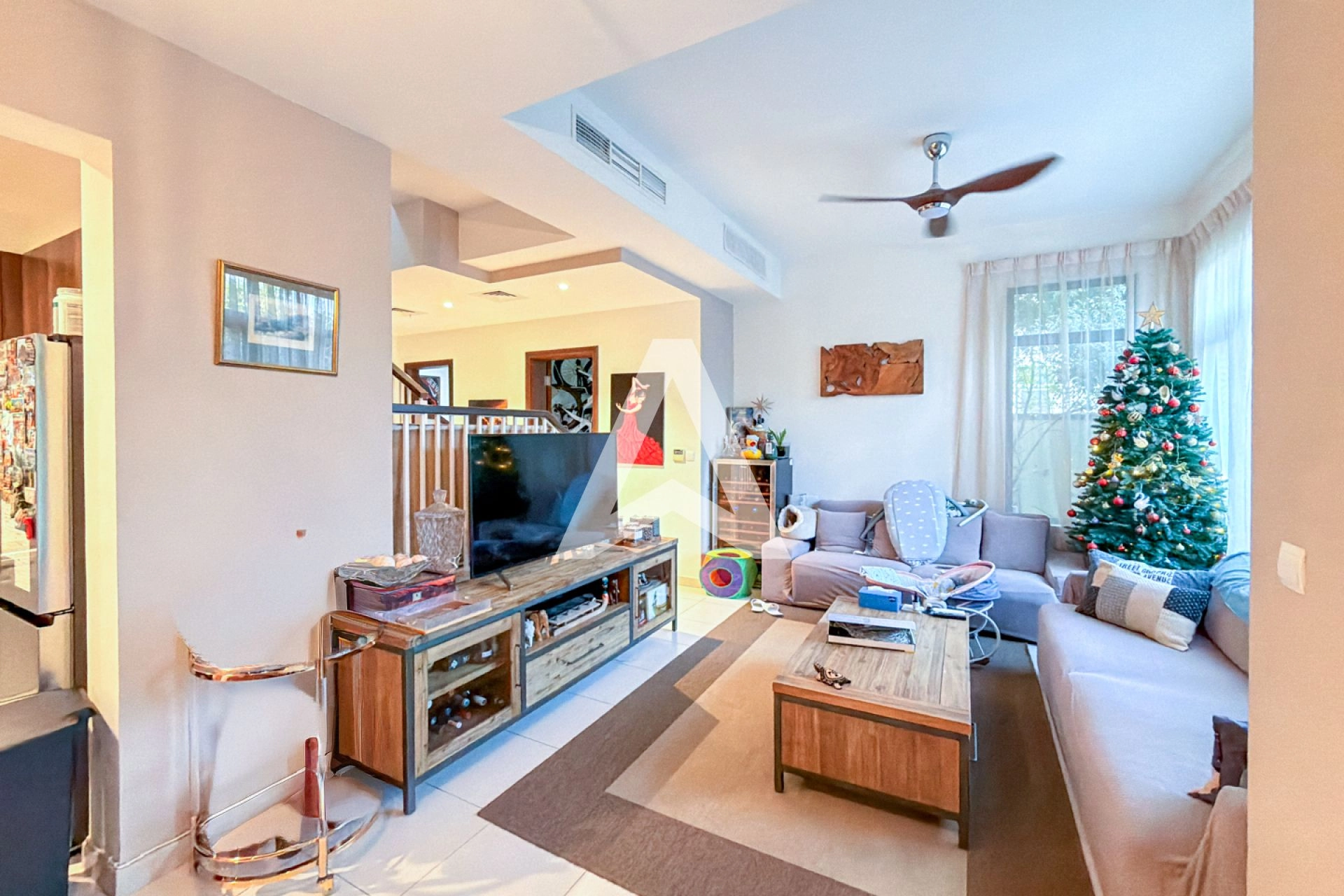 Displayed image from the thumbnail slider