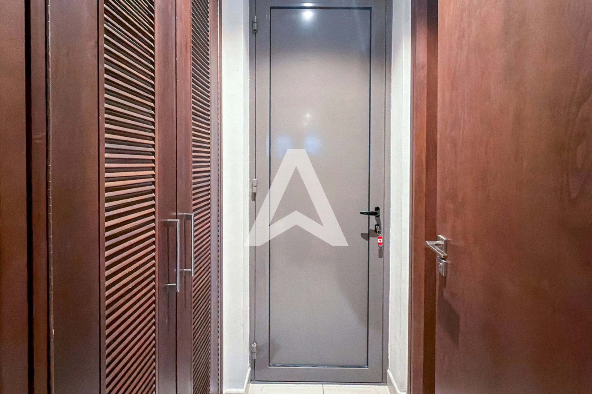 Displayed image from the thumbnail slider