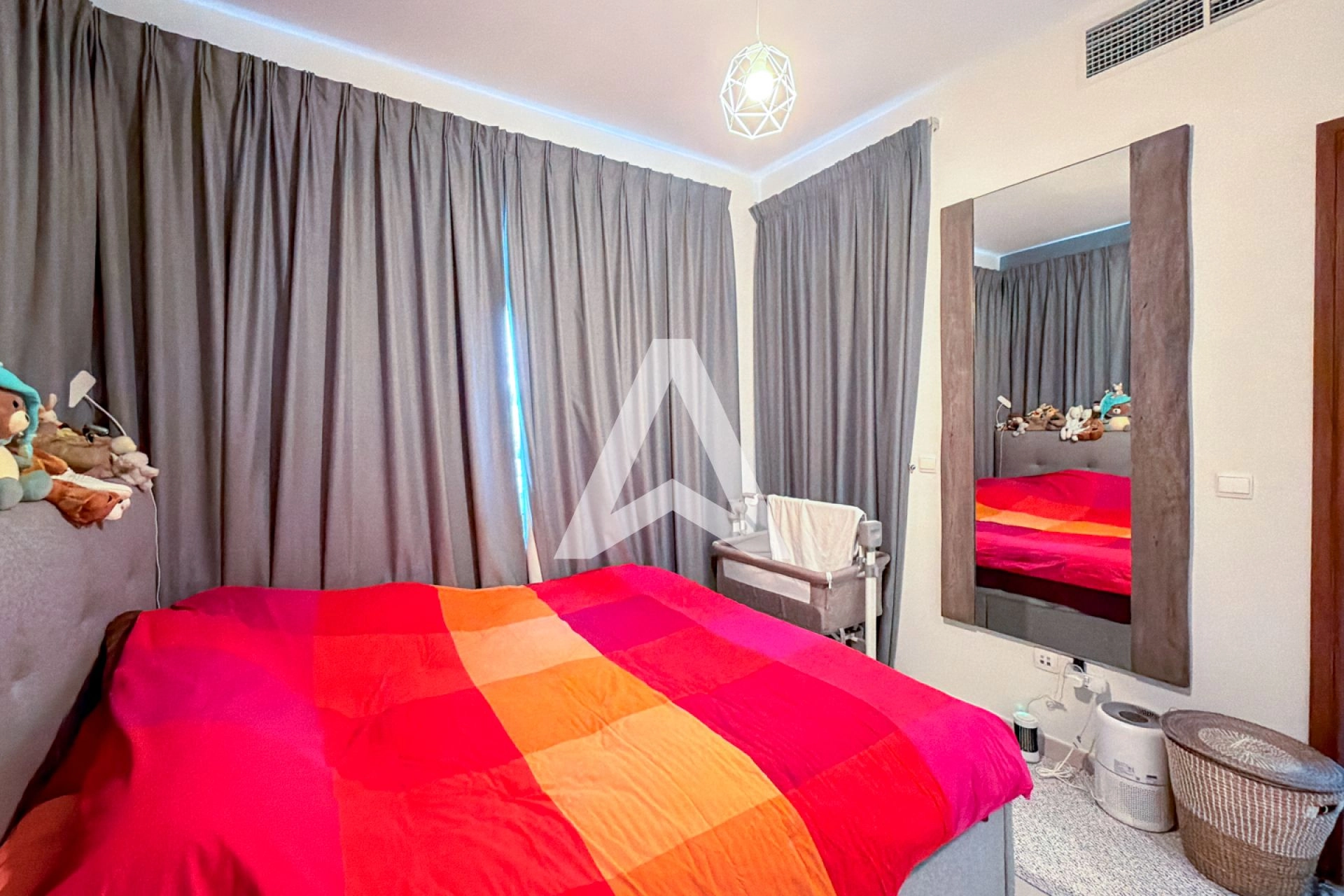 Displayed image from the thumbnail slider