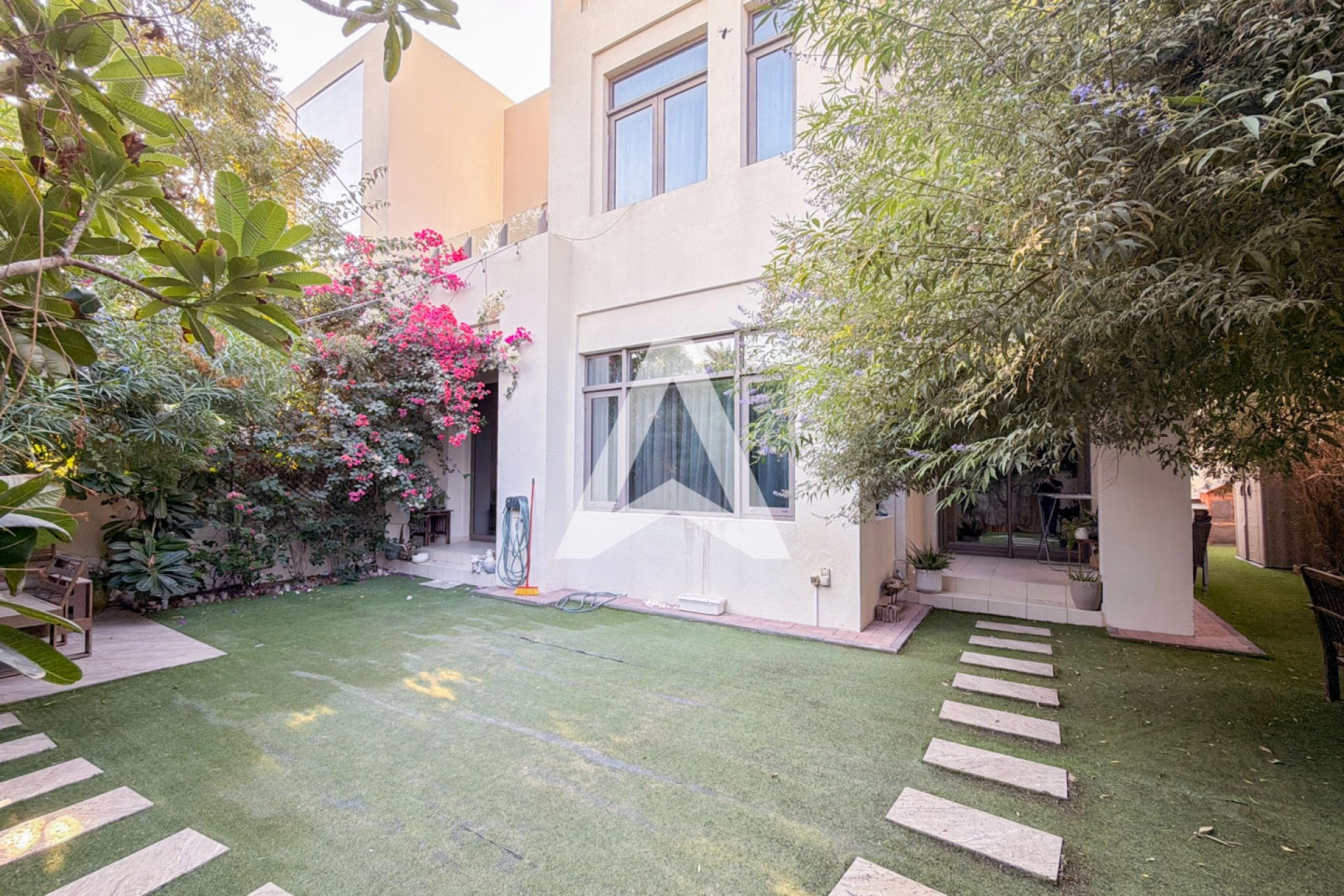 Displayed image from the thumbnail slider