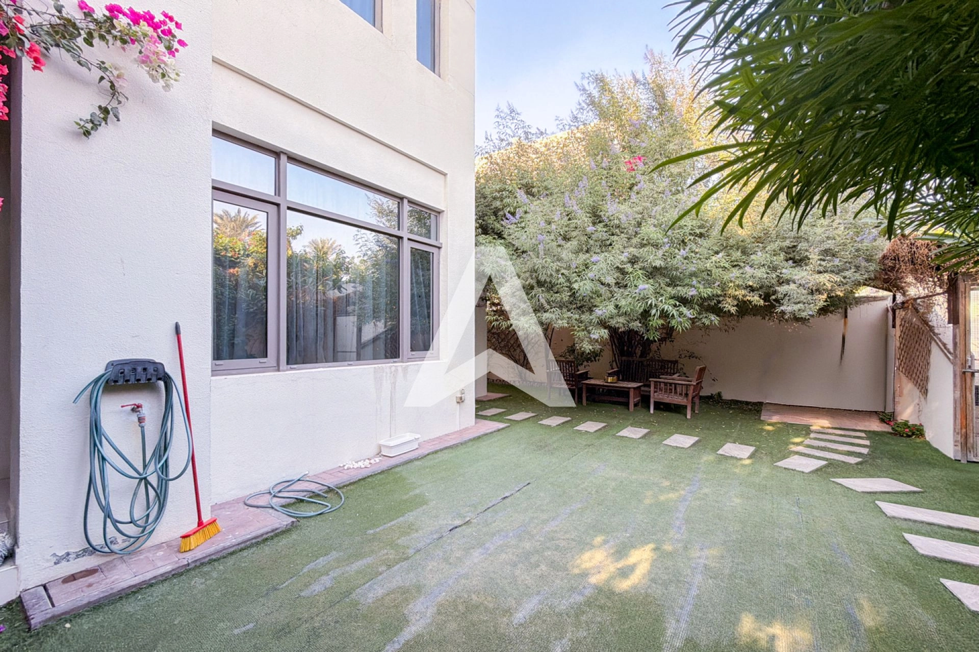 Displayed image from the thumbnail slider