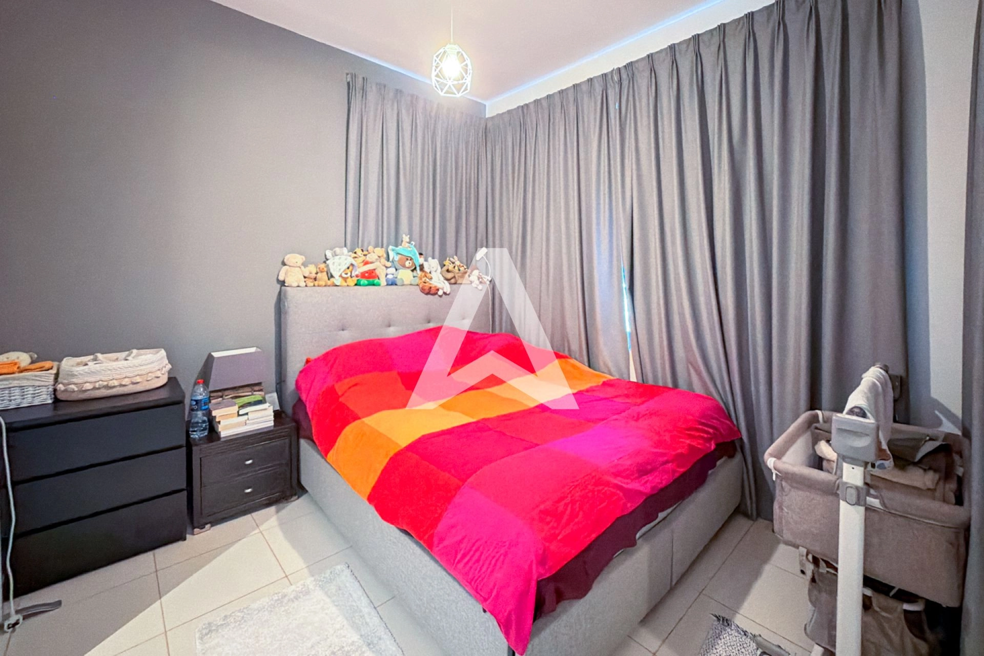 Displayed image from the thumbnail slider