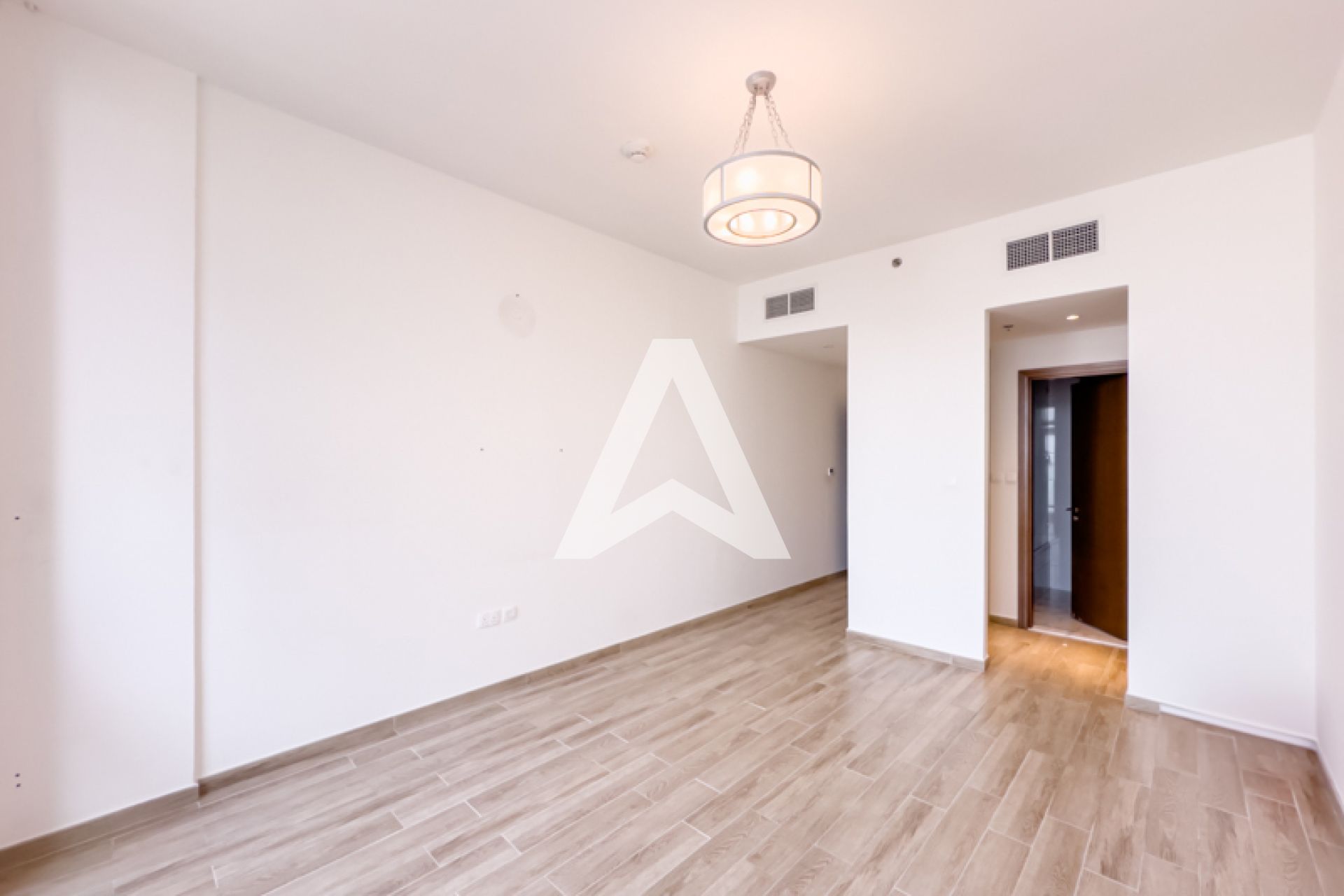 Displayed image from the thumbnail slider