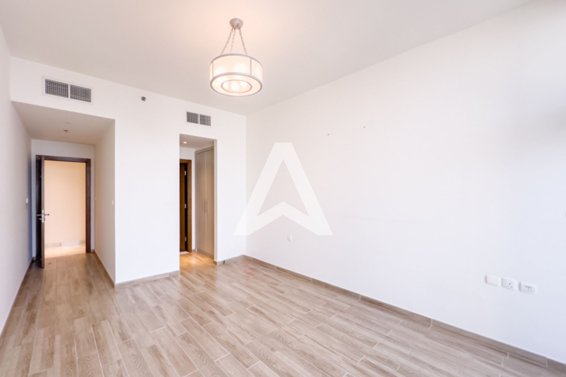 Displayed image from the thumbnail slider