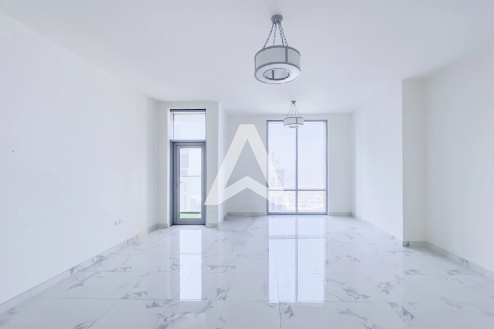 Displayed image from the thumbnail slider