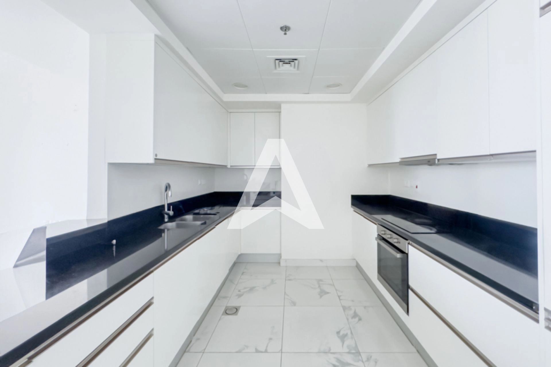 Displayed image from the thumbnail slider