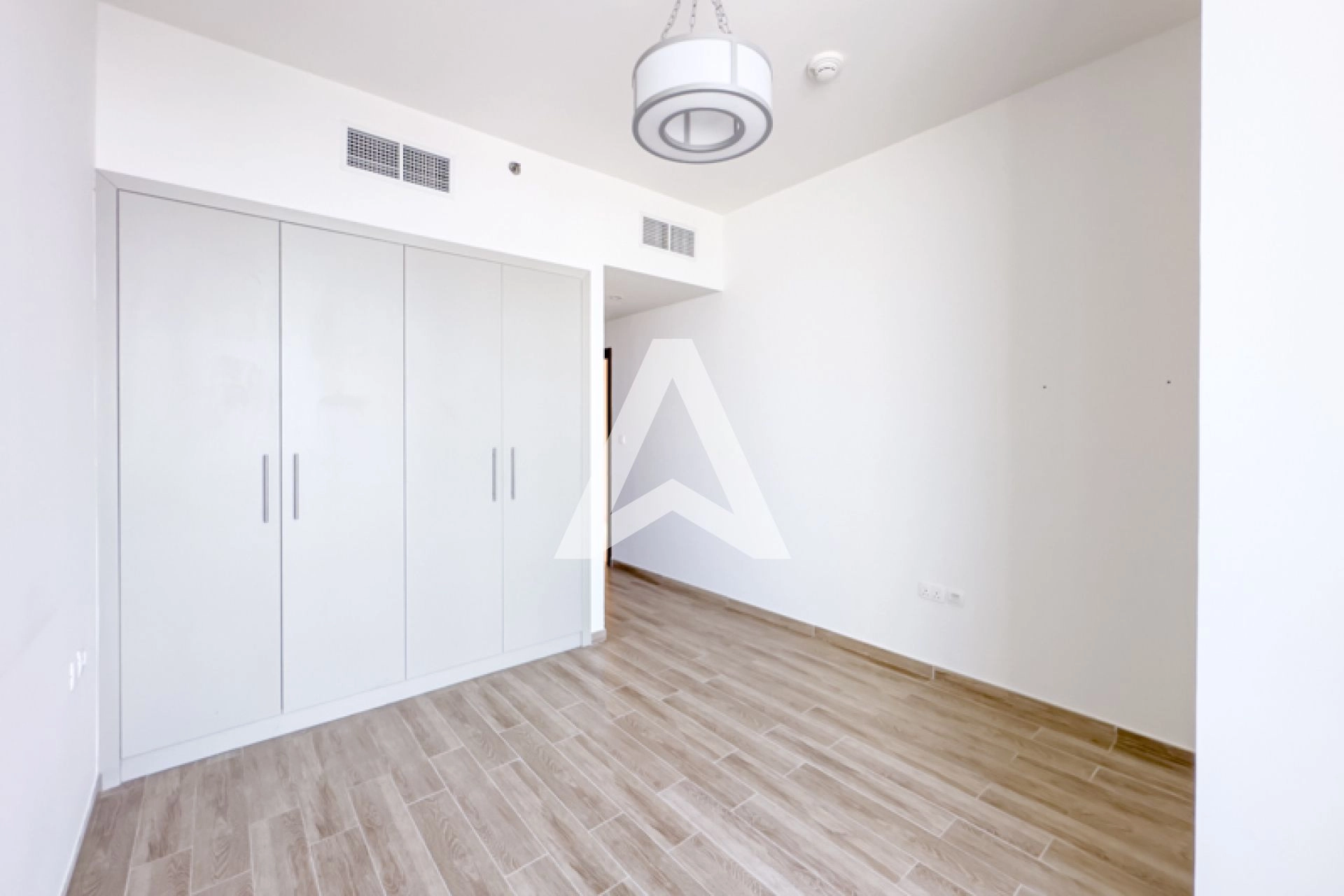 Displayed image from the thumbnail slider