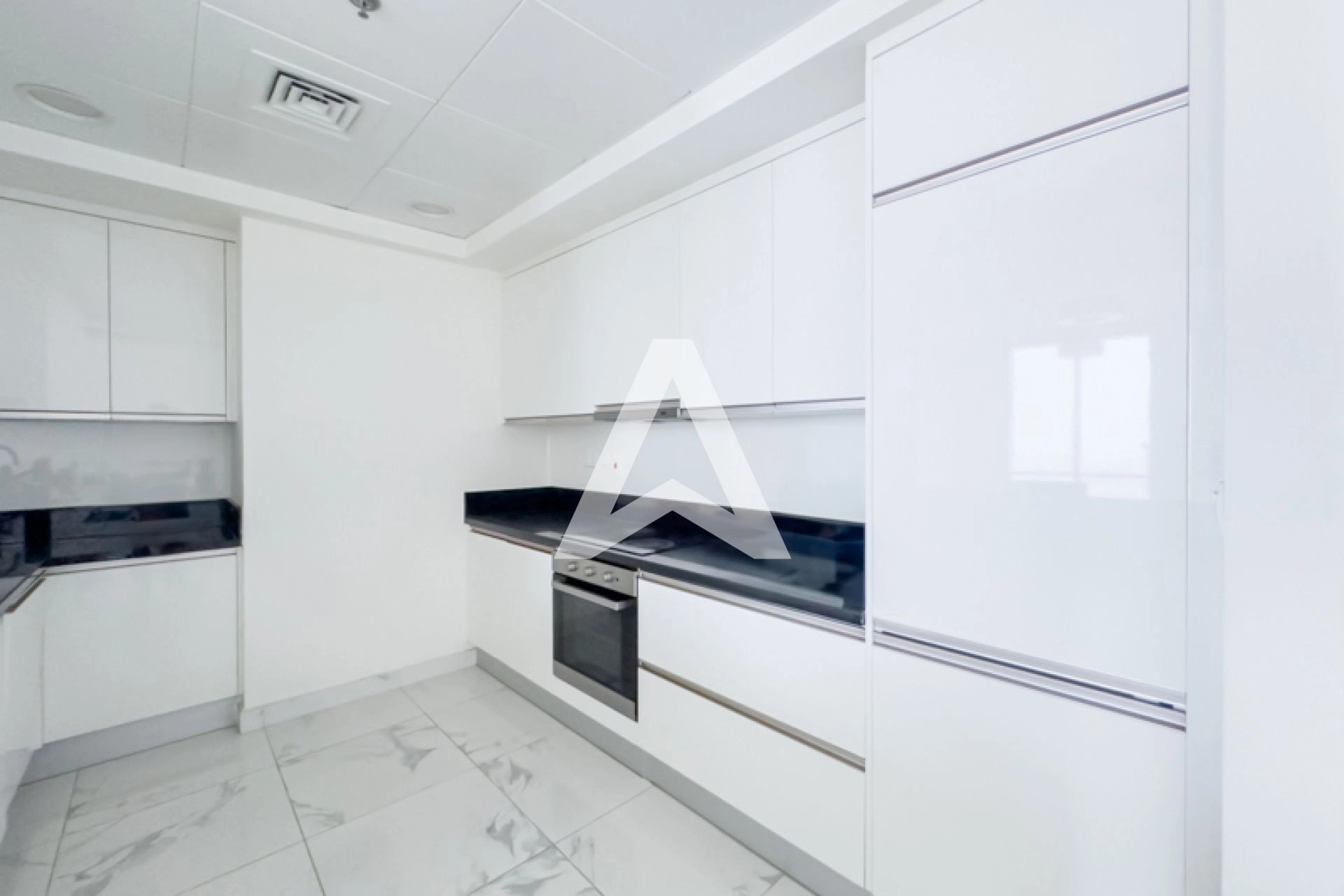 Displayed image from the thumbnail slider